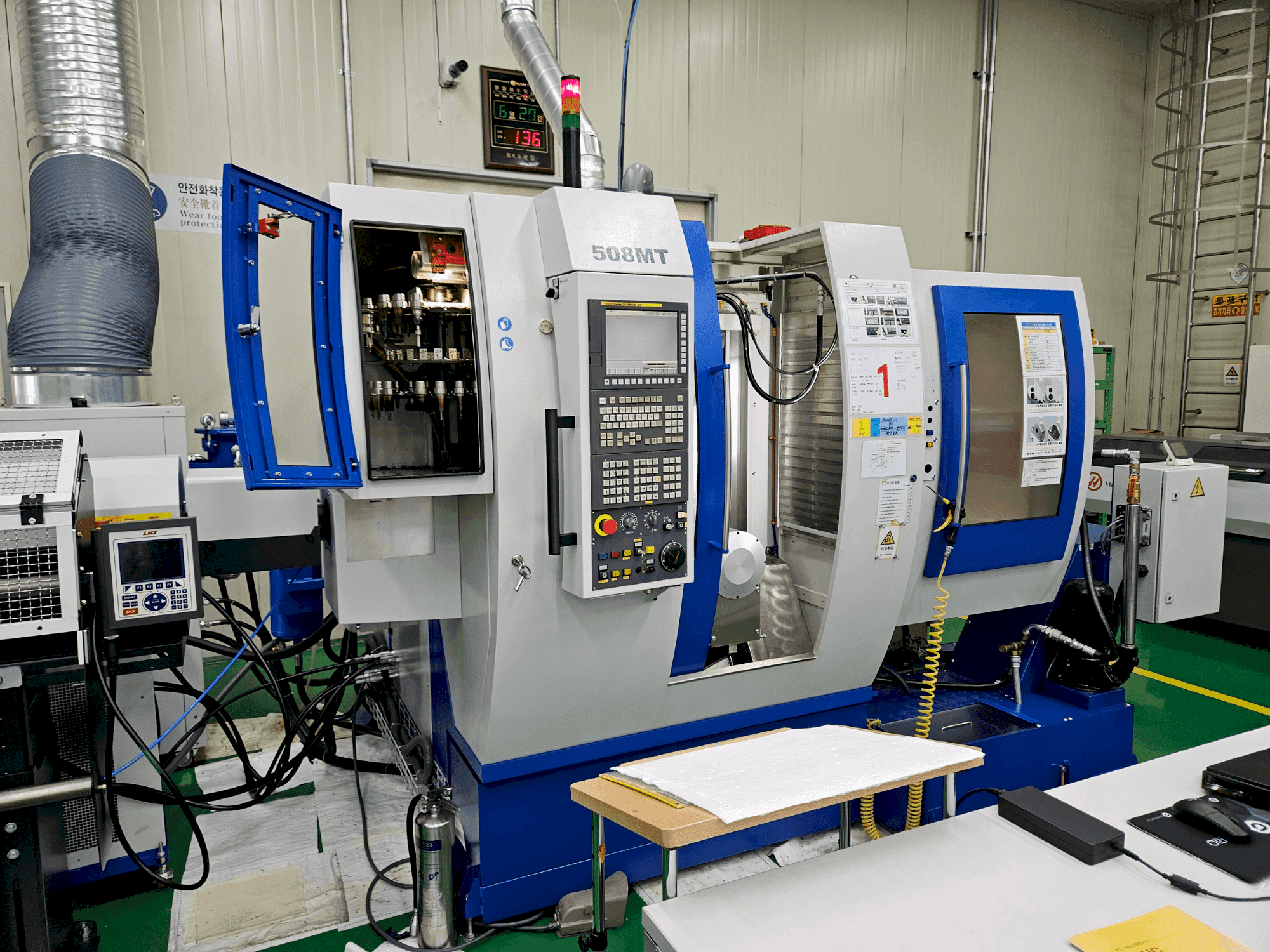 Vista frontal de la máquina WILLEMIN-MACODEL 508MT