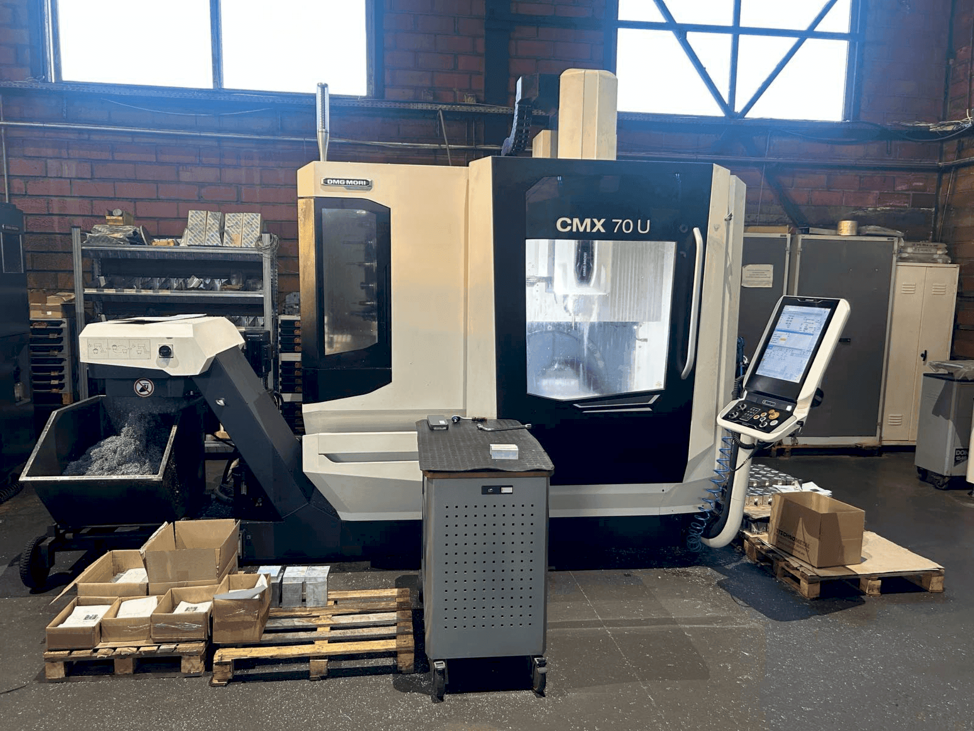 Vista frontal de la máquina DMG MORI CMX 70U (2022)