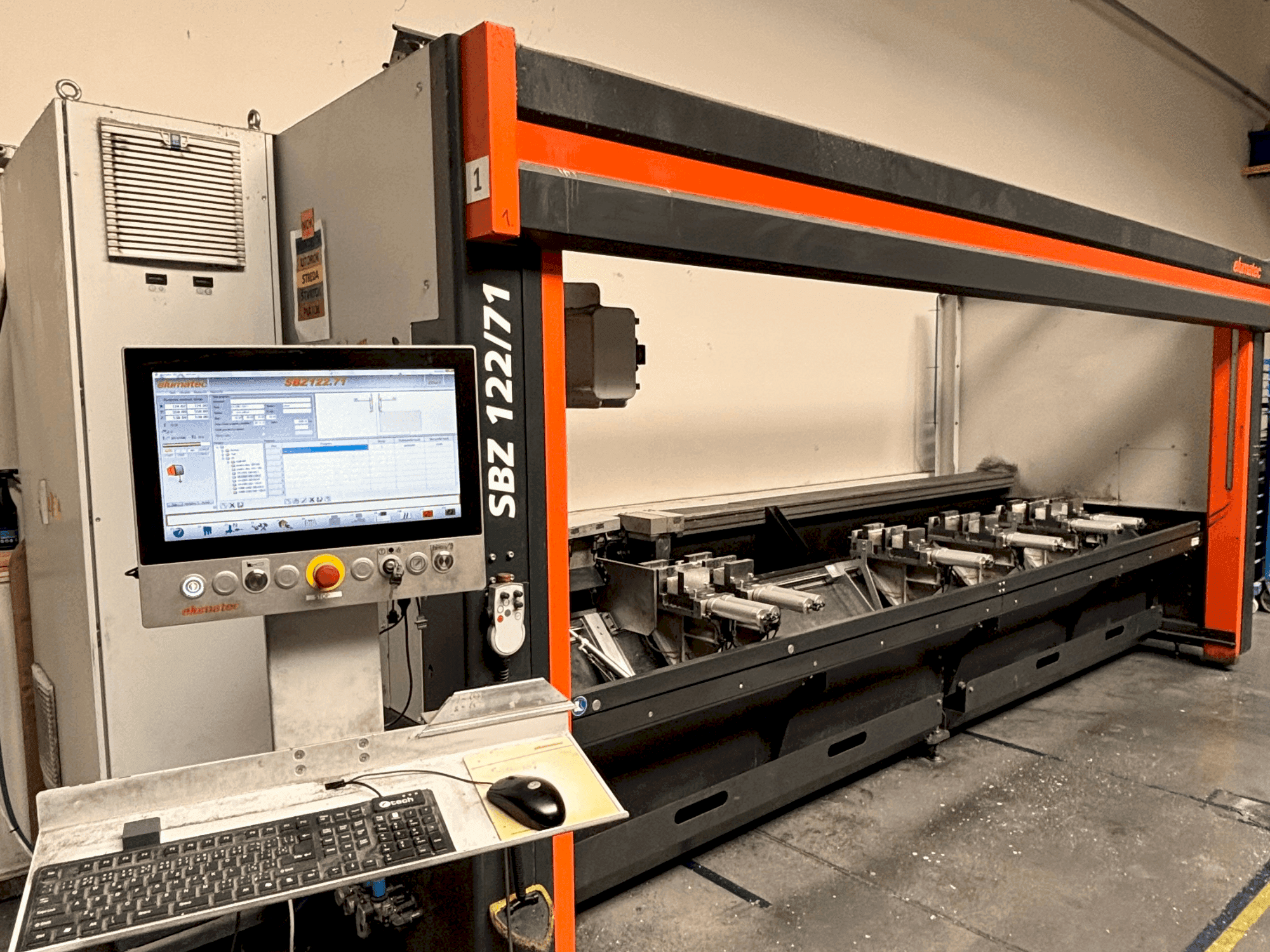 Vista frontal de la máquina Elumatec SBZ 122/71