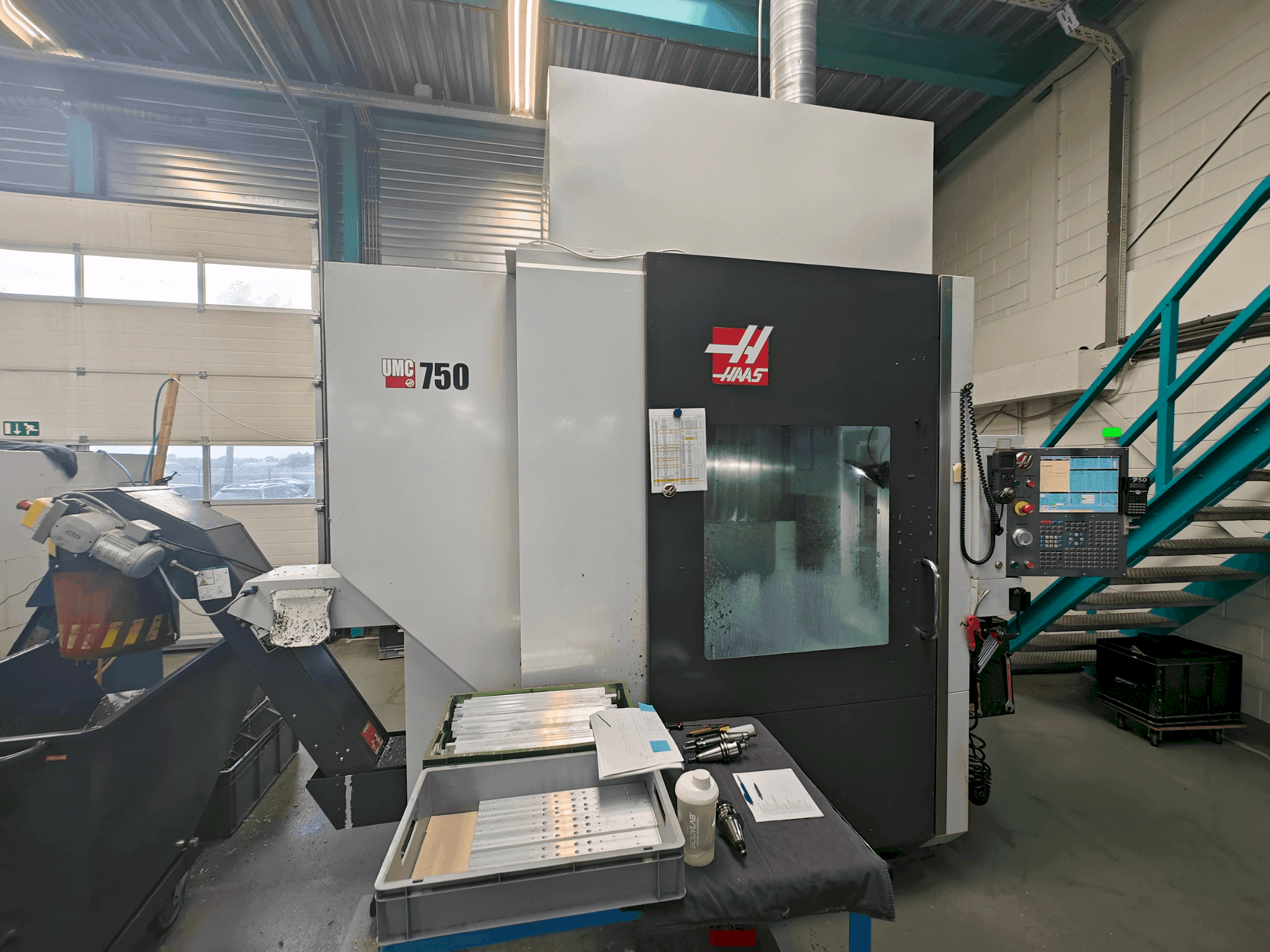 Vista frontal de la máquina HAAS UMC-750