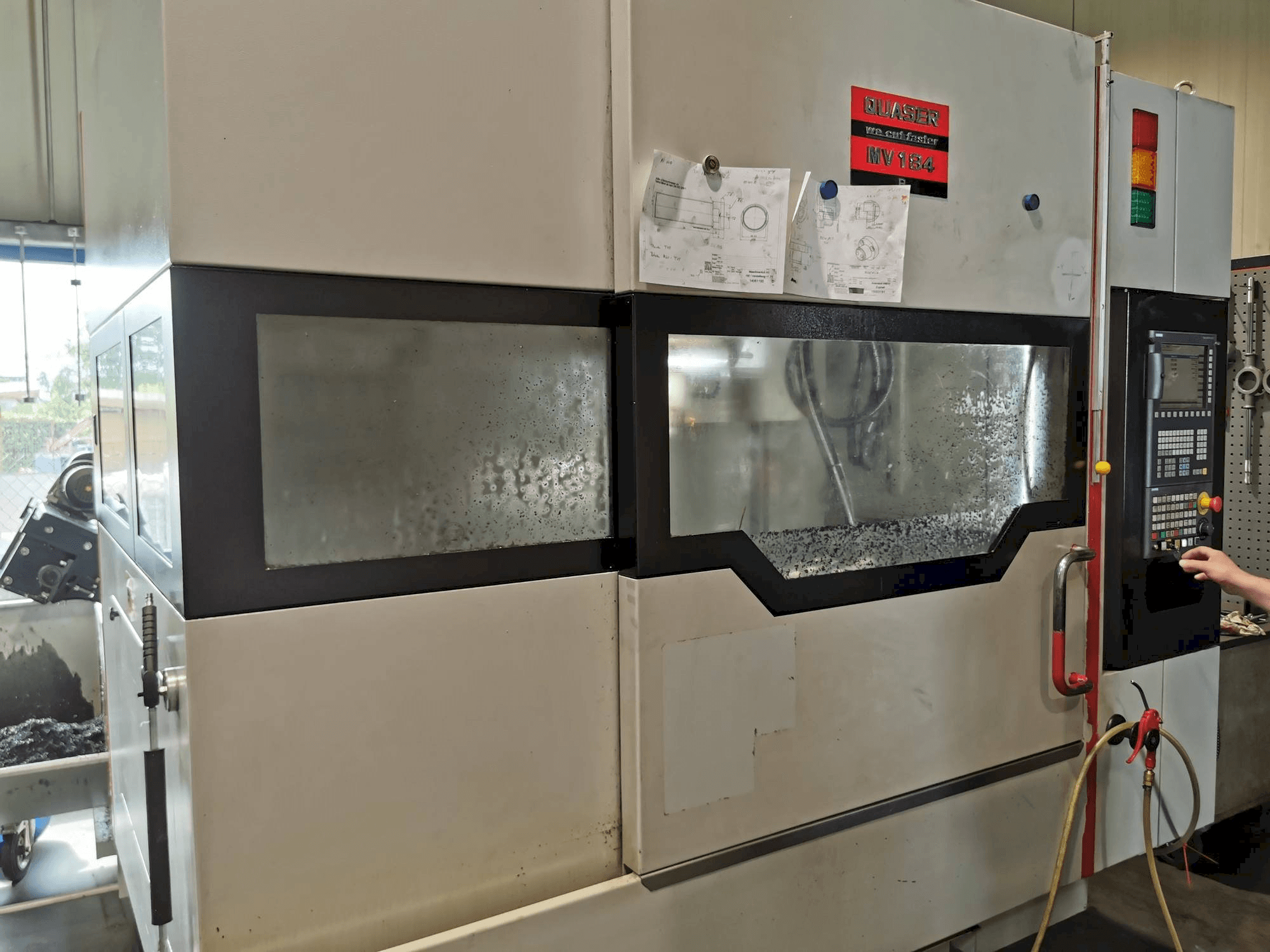 Vista frontal de la máquina Quaser MV154APC/P12