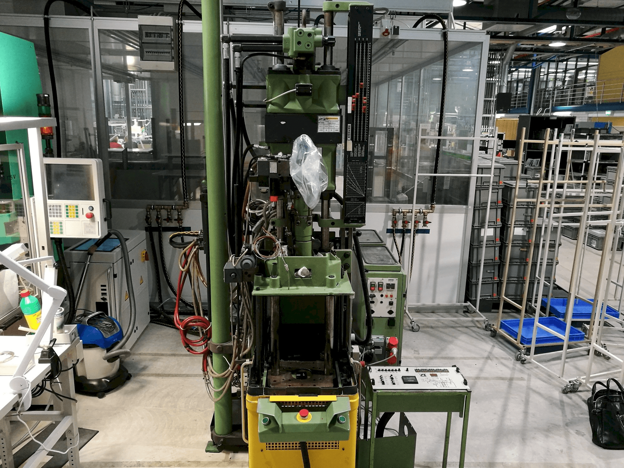 Vista frontal de la máquina Arburg 221-75-350