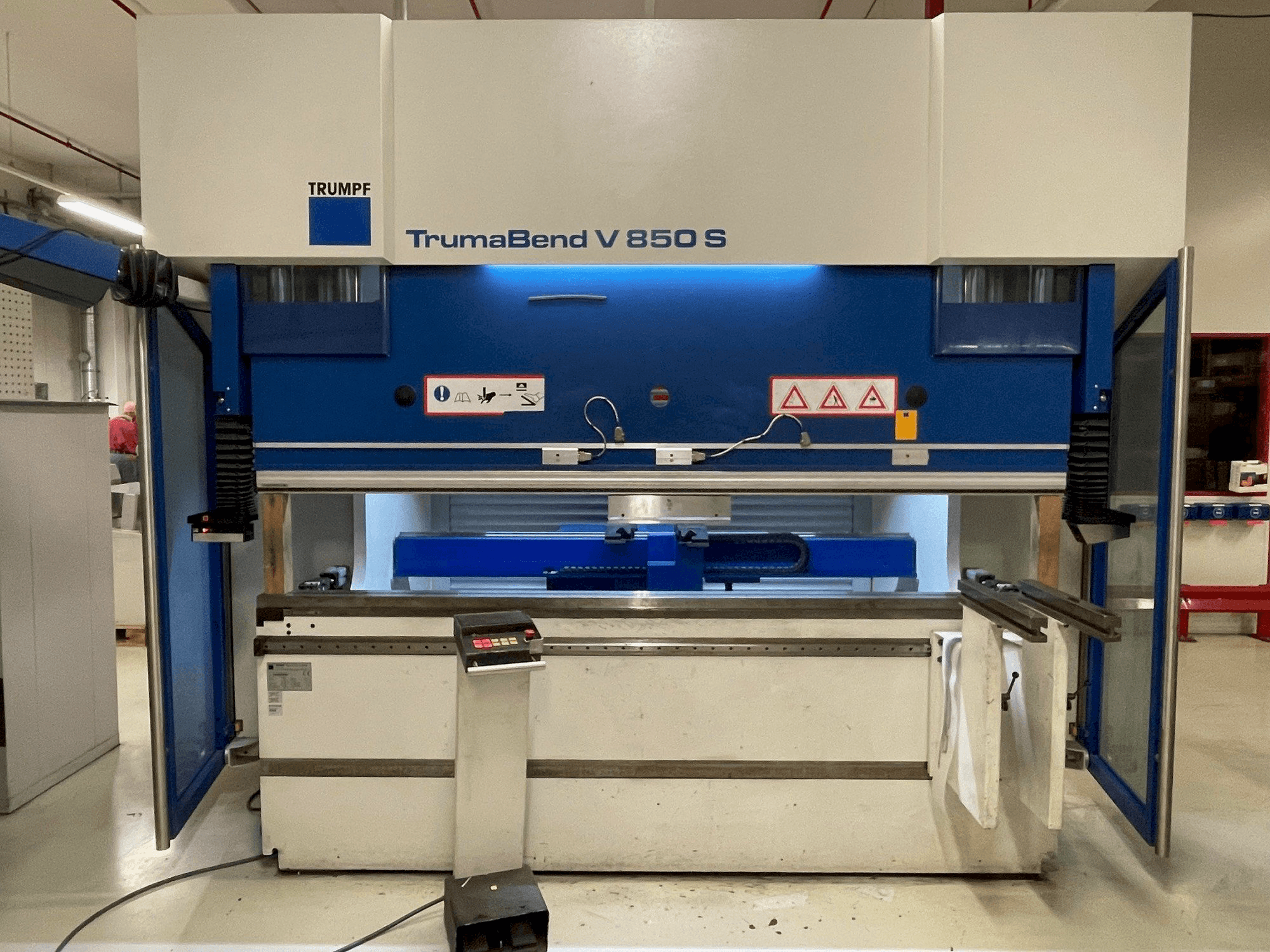 Vista frontal de la máquina TRUMPF TrumaBend V 850SX