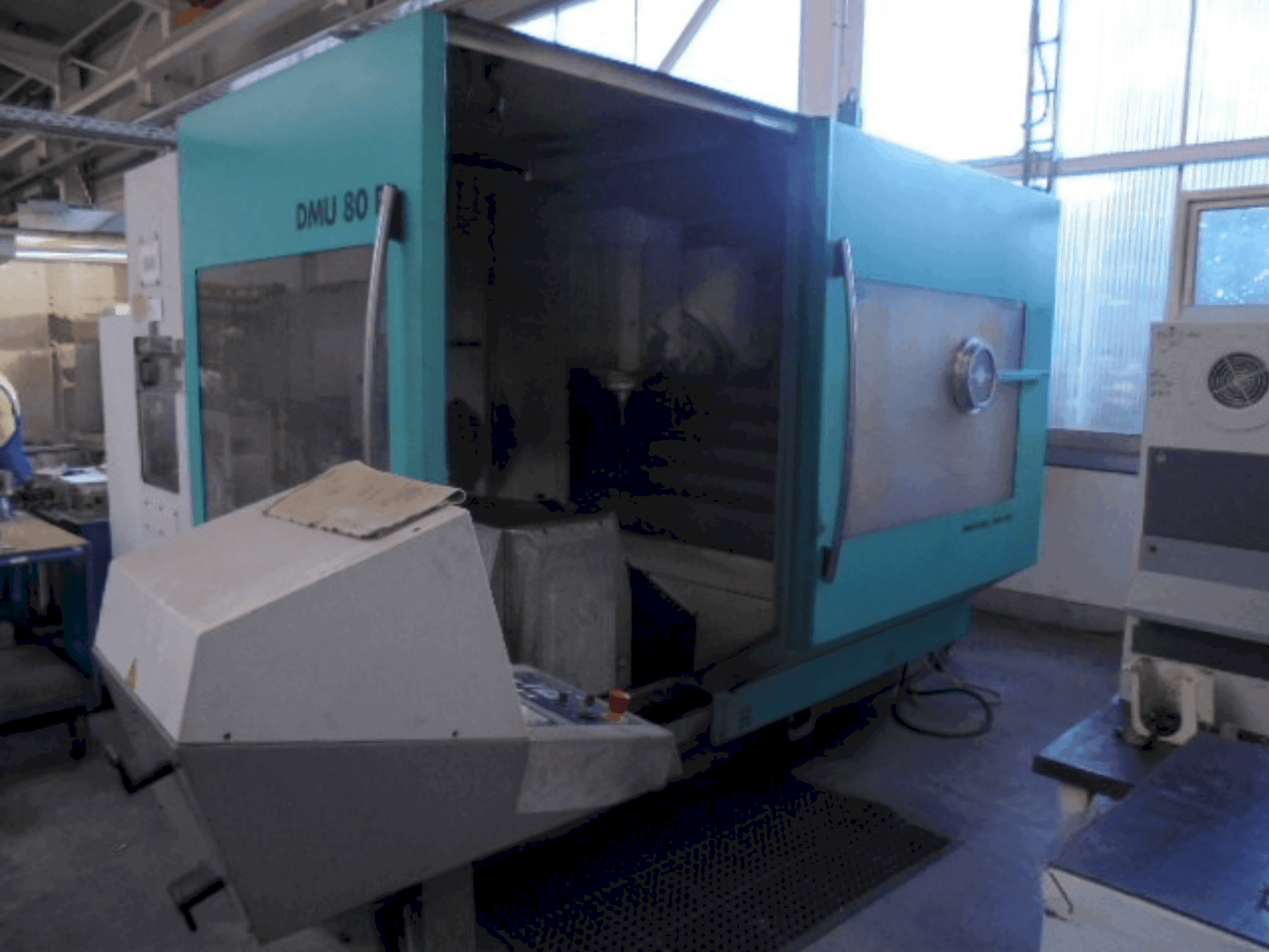 Vista frontal de la máquina DECKEL MAHO DMU 80P