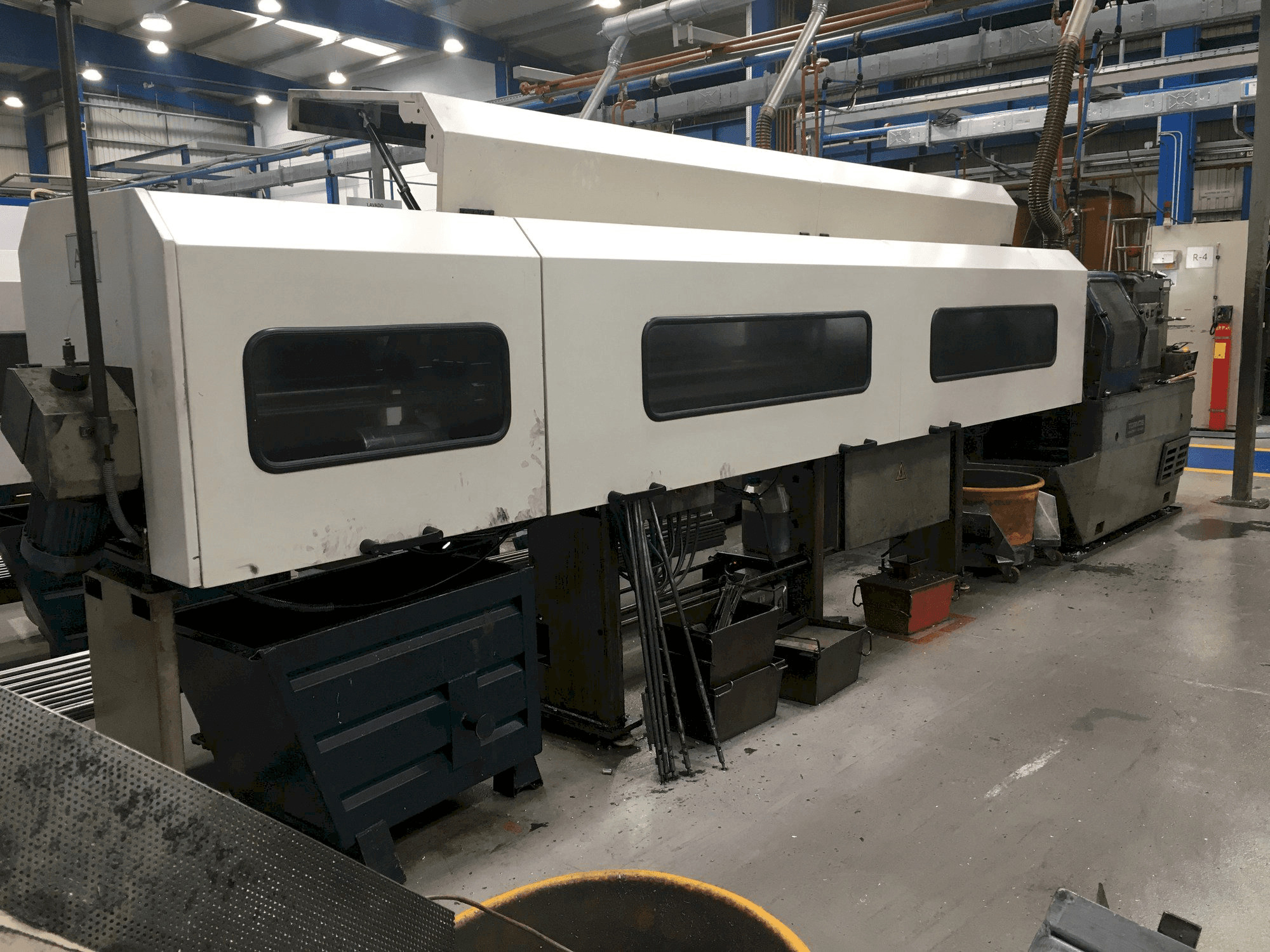 Vista frontal de la máquina Tornos-Moutier Suisse AS 14