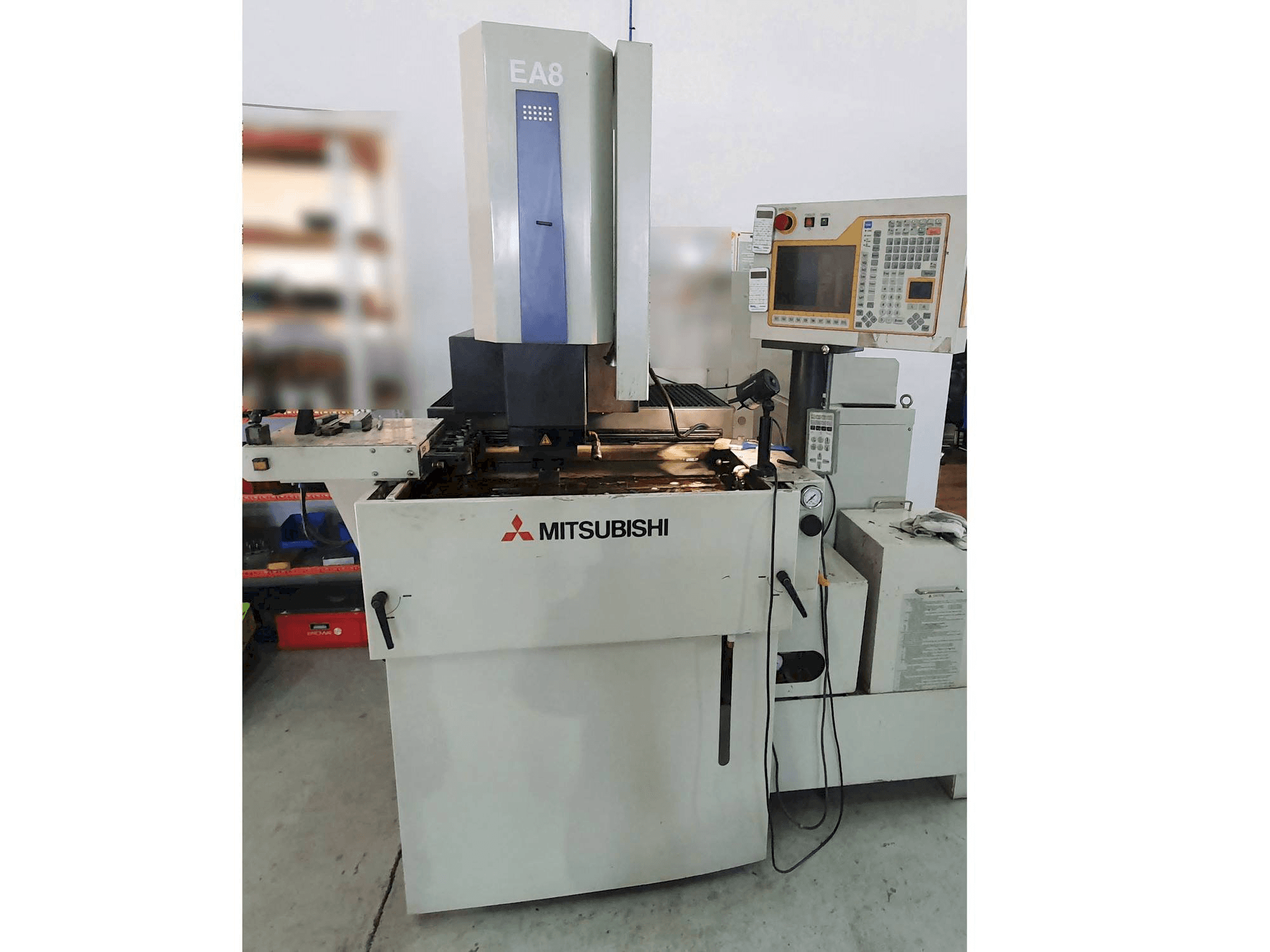 Vista frontal de la máquina Mitsubishi EA8