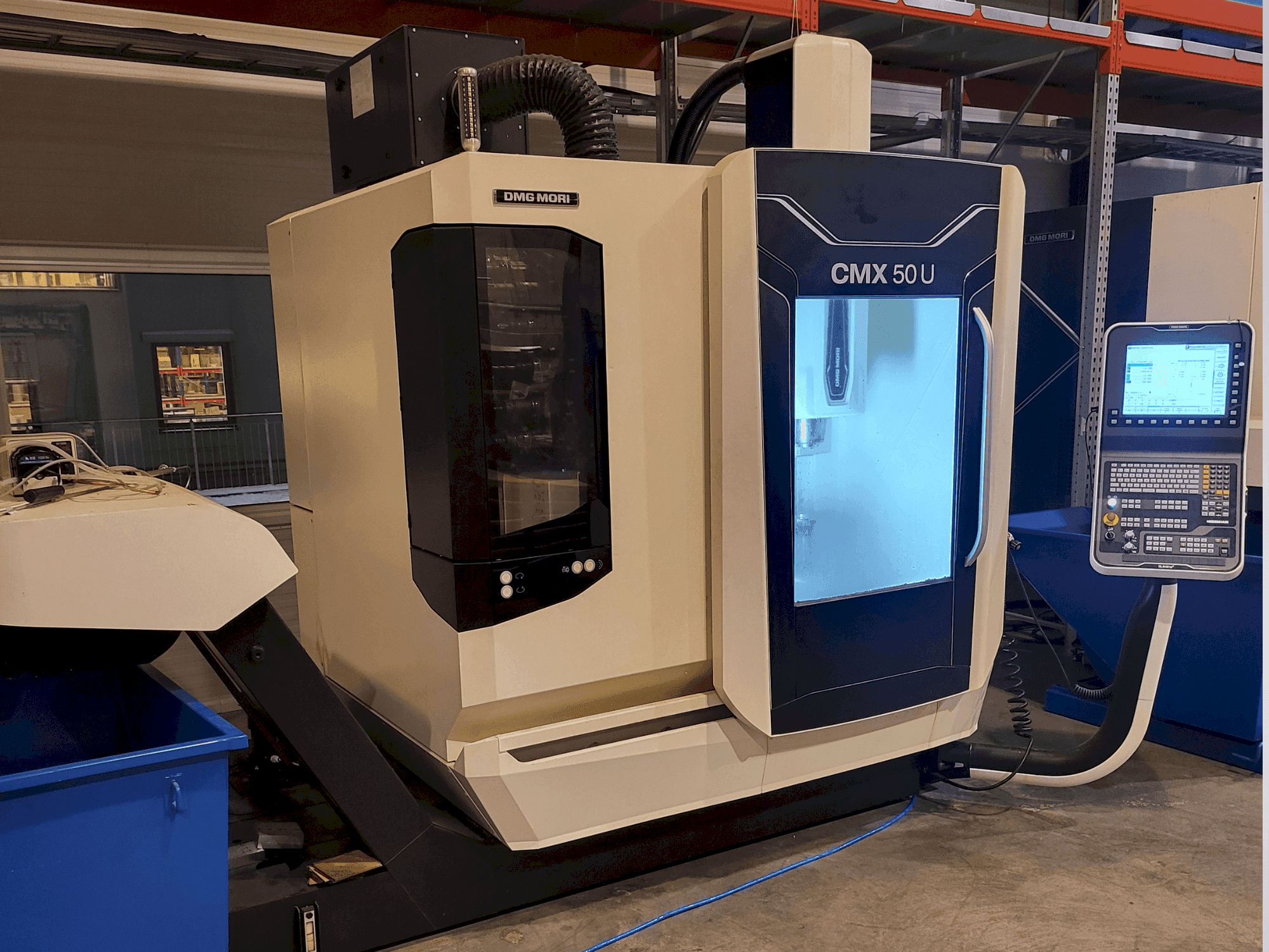 Vista frontal de la máquina DMG MORI CMX 50U