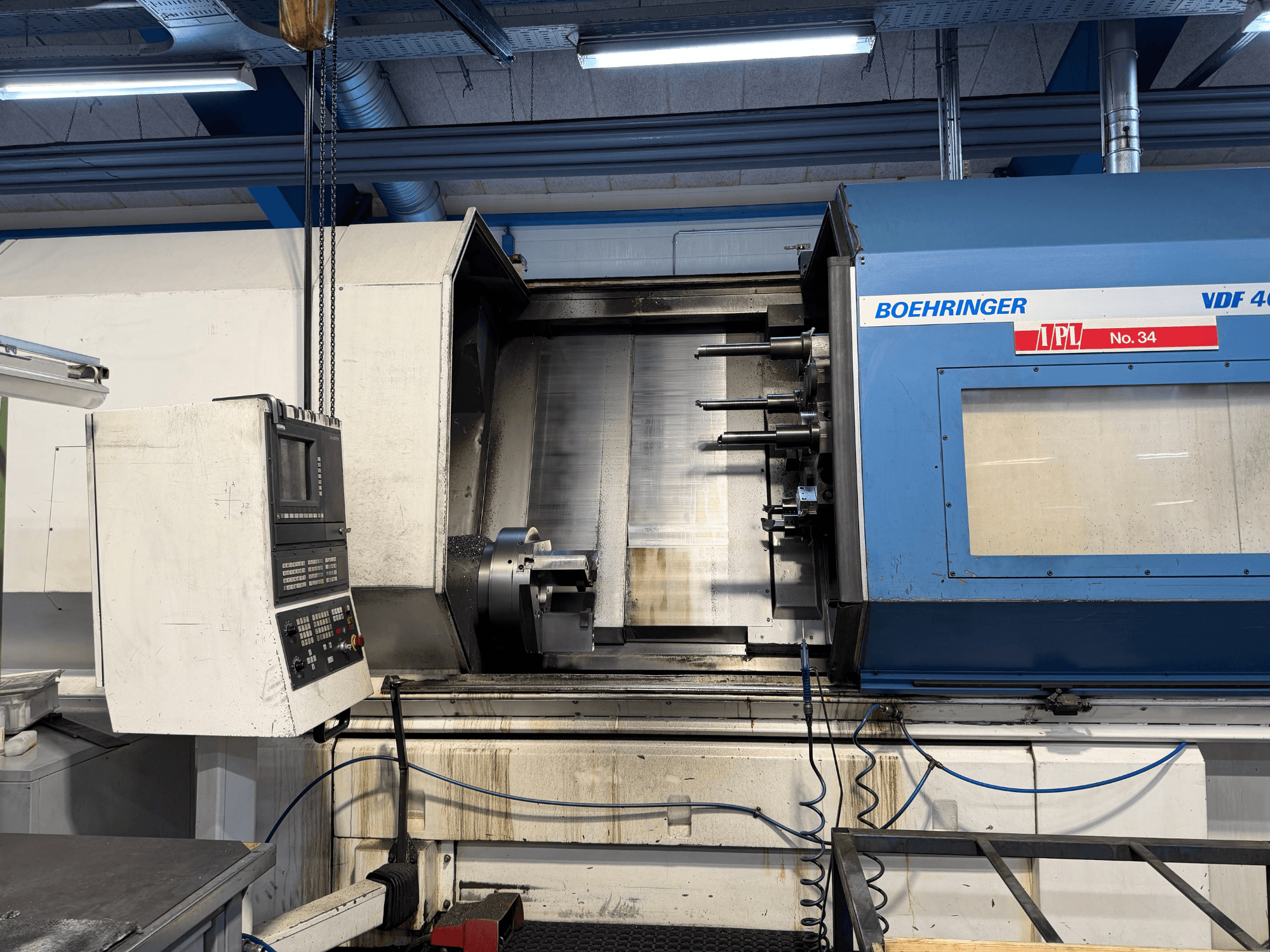 Máquina de torneado horizontal BOEHRINGER VDF 400 CM, vista frontal que muestra el panel de control y la zona de trabajo principal.