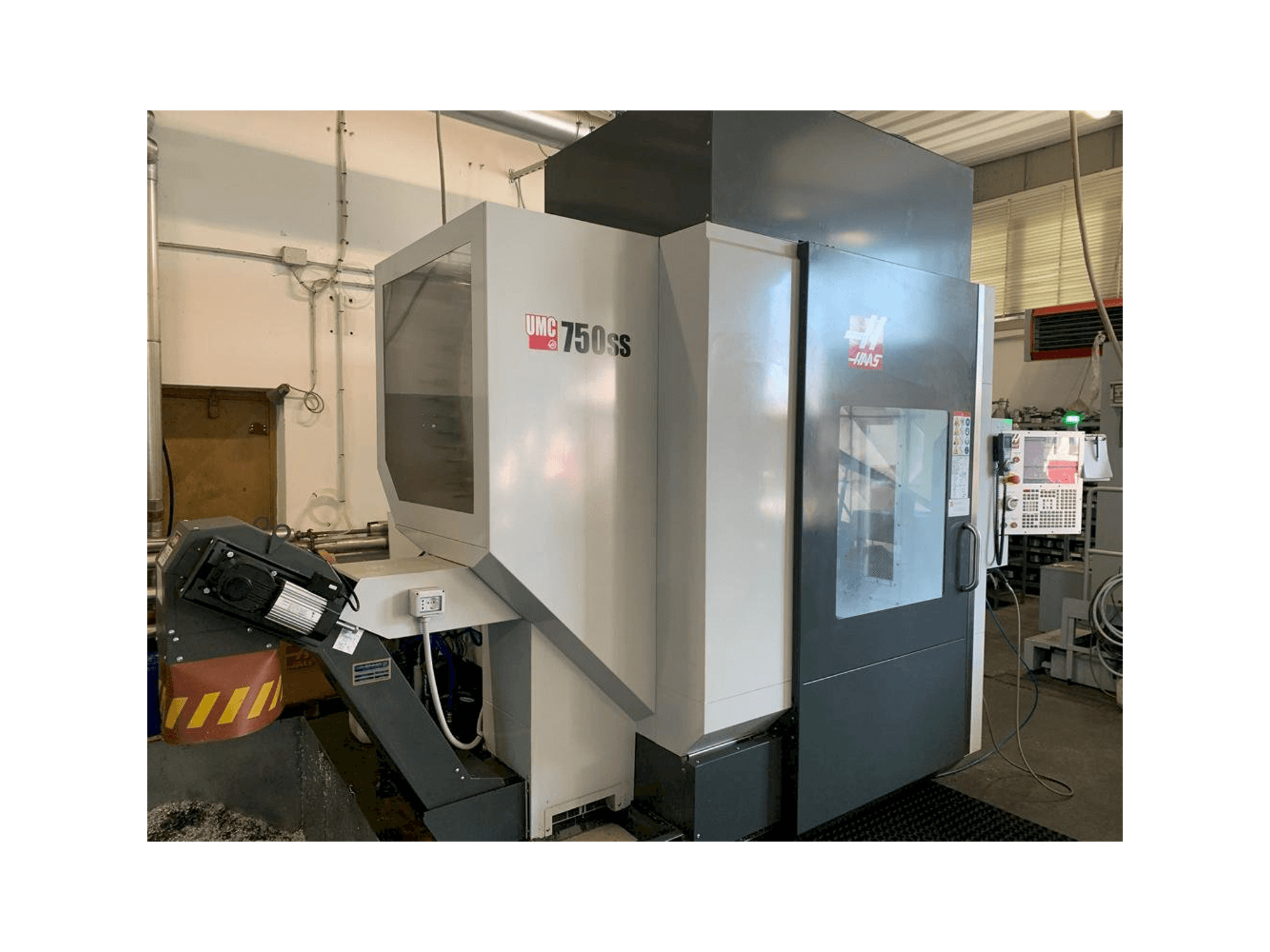 Vista frontal de la máquina HAAS UMC 750SS