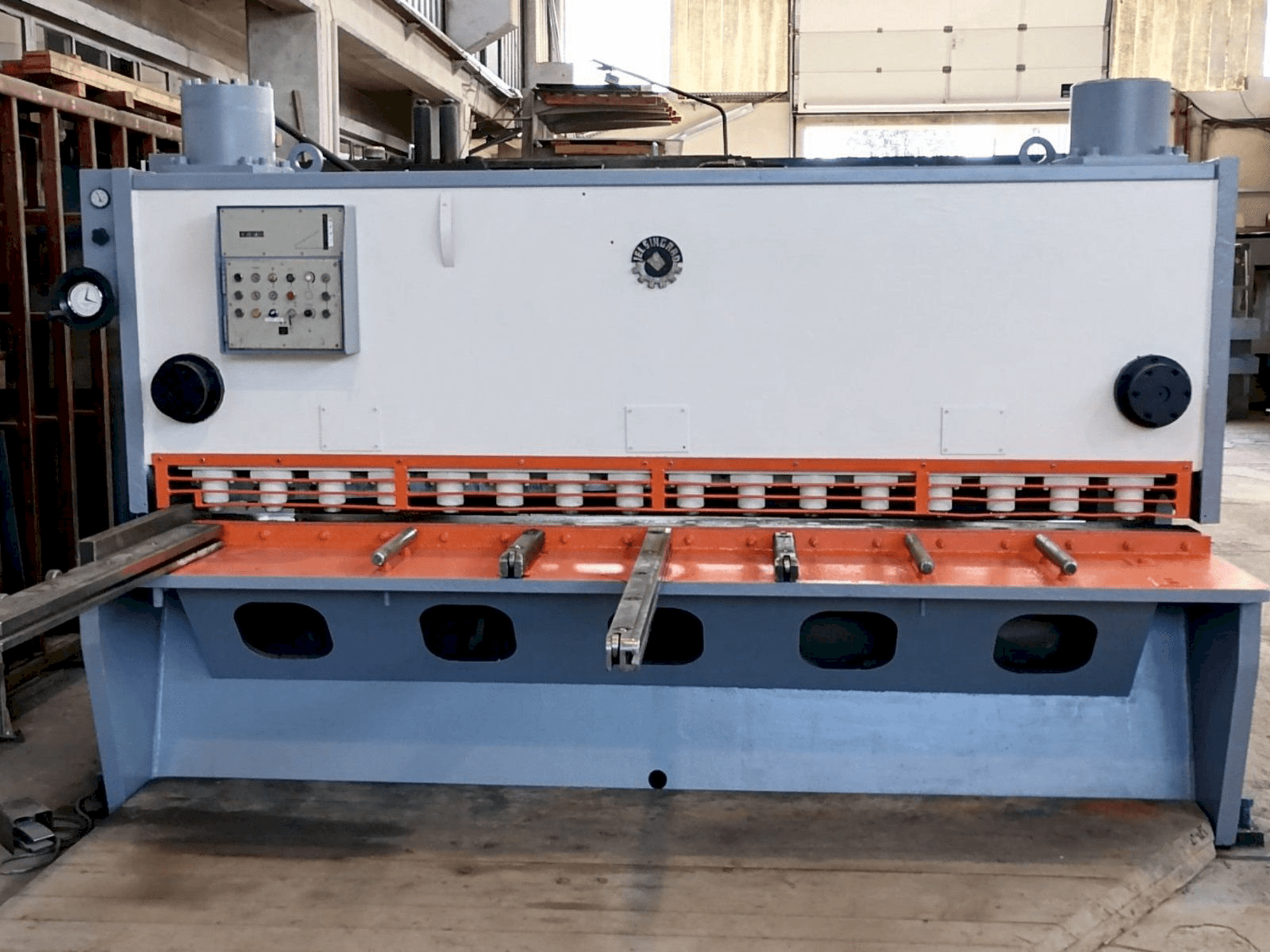 Vista frontal de la máquina Jelšingrad MVCS 3100/13