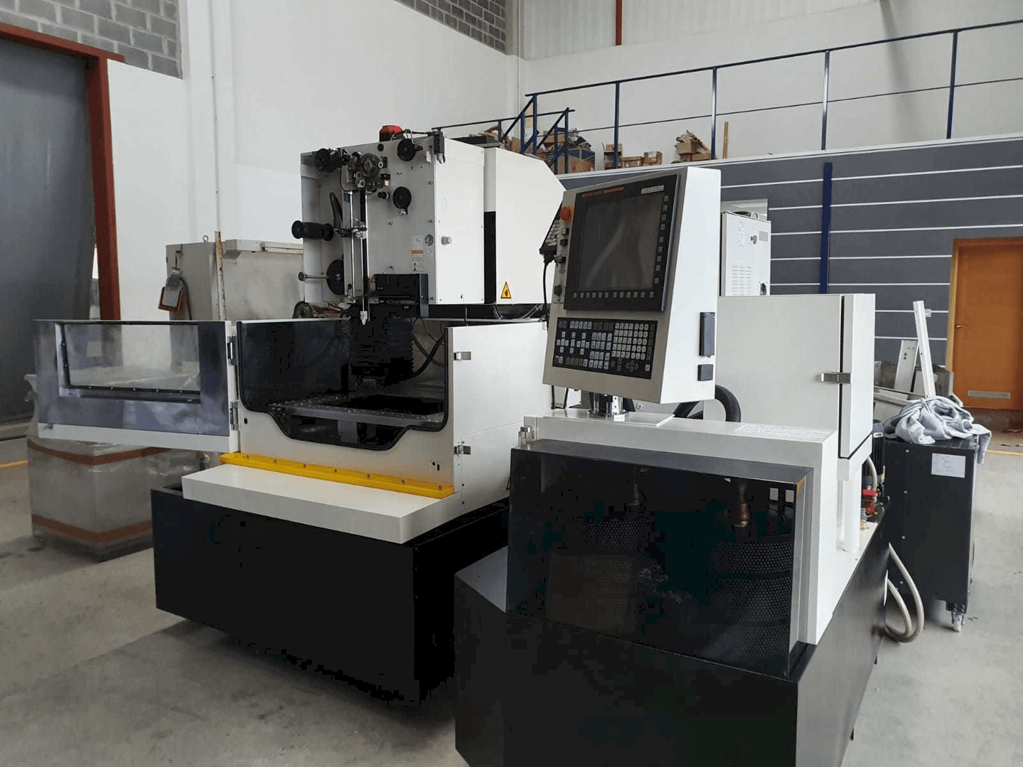 Vista frontal de la máquina FANUC Robocut α-1iE