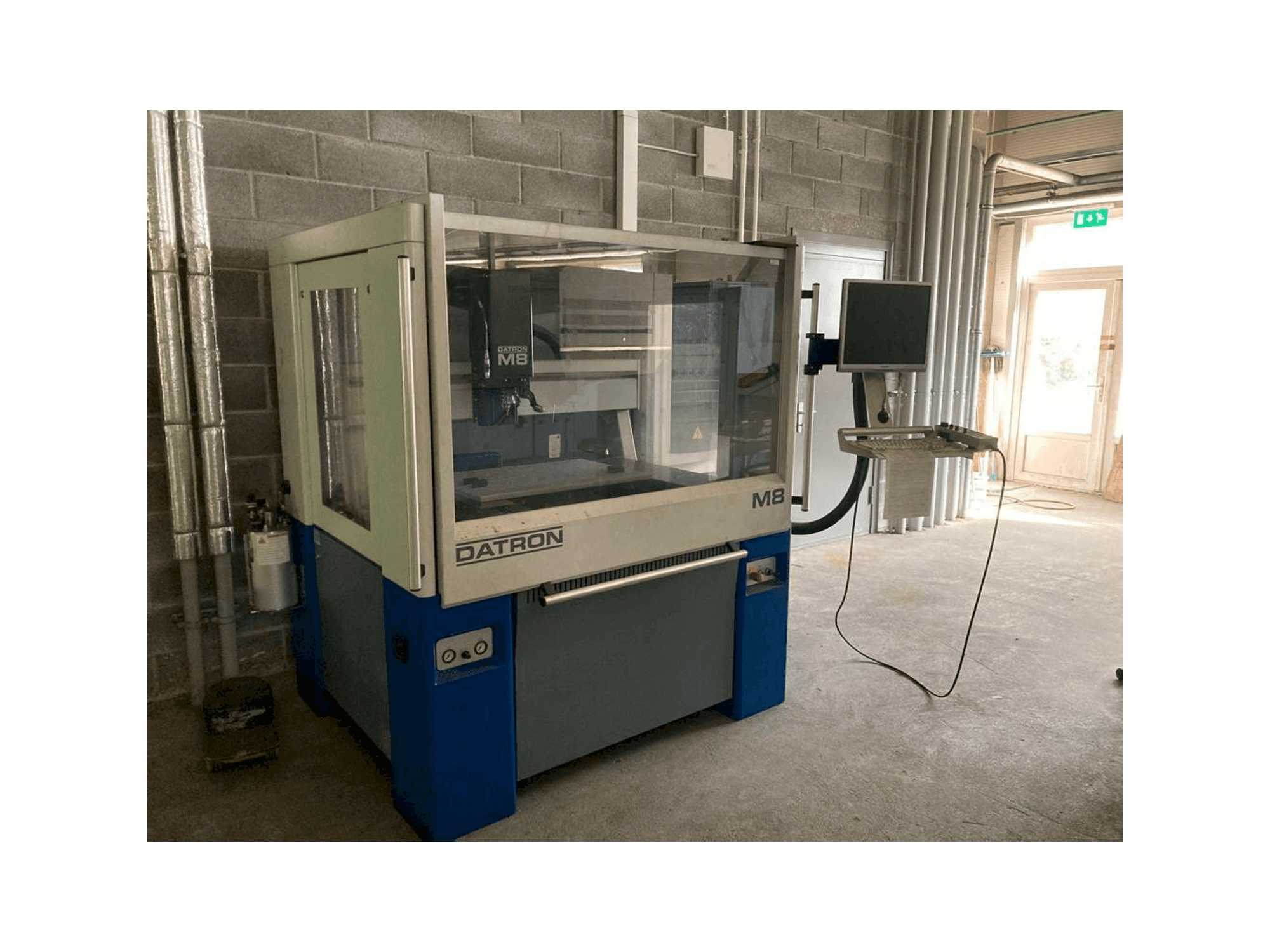 Vista frontal de la máquina Datron M8A