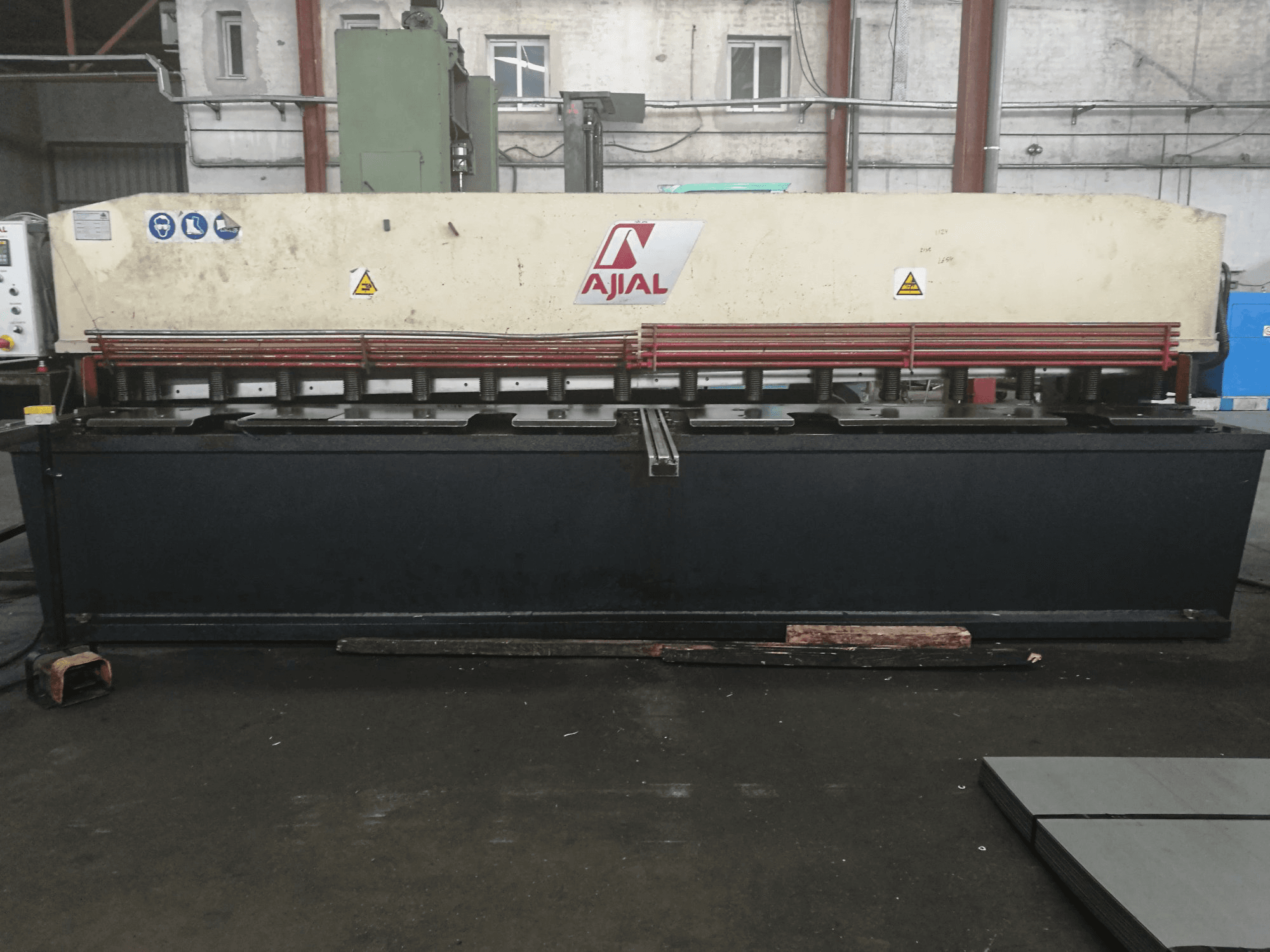 Vista frontal de la máquina Ajial CB-640