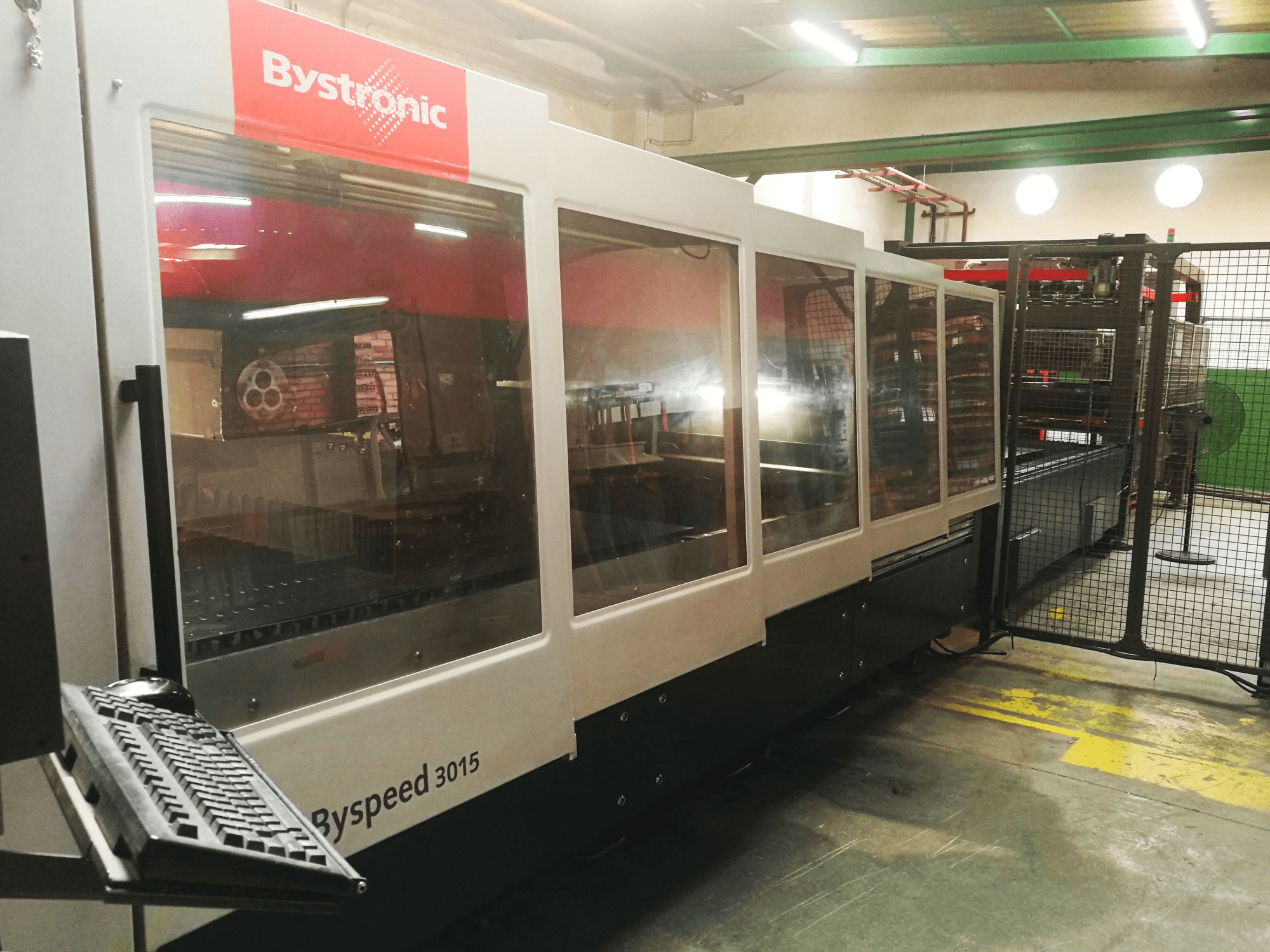 Vista lateral der Bystronic Byspeed 3015 Maschine