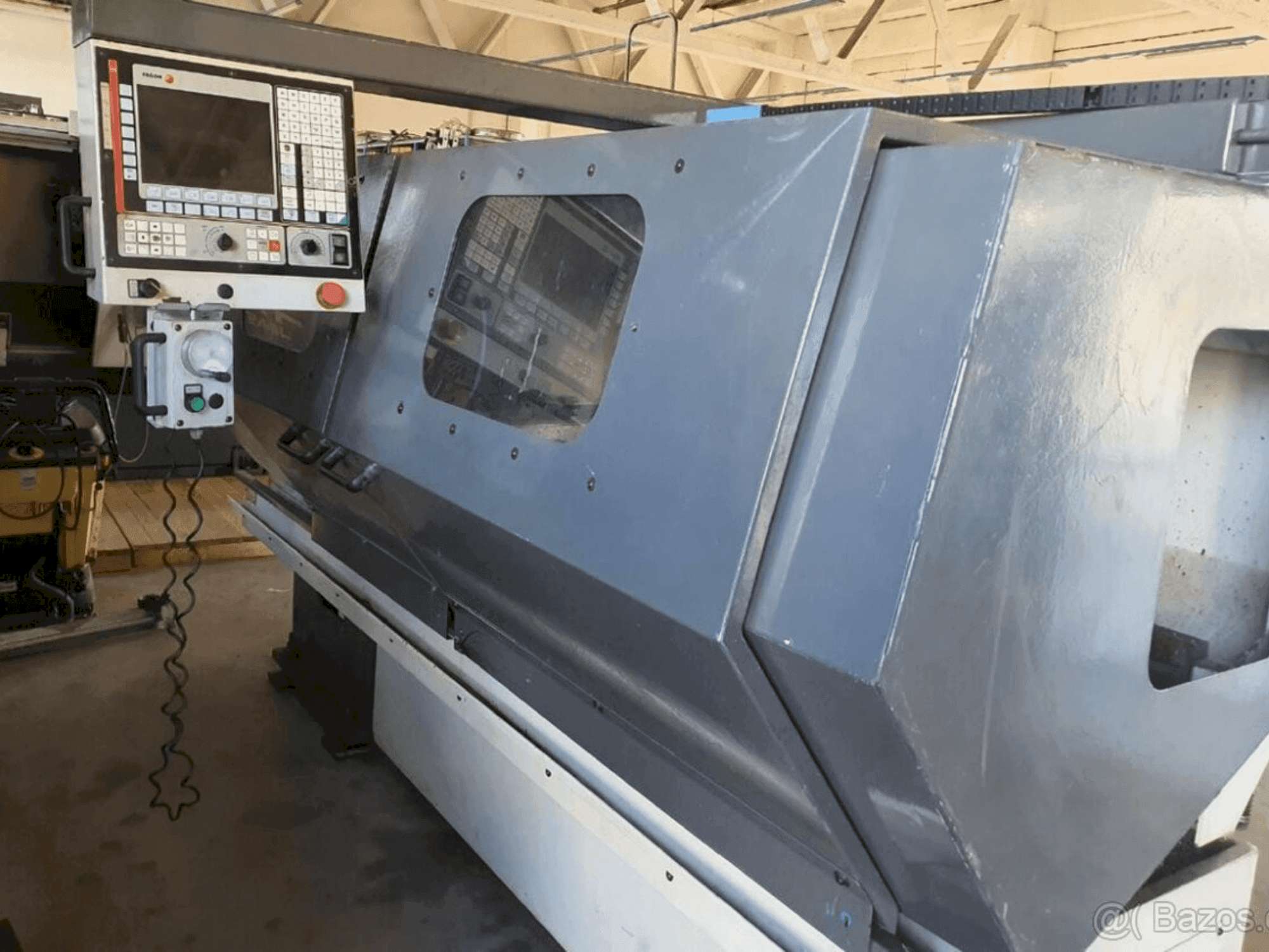 Vista frontal de la máquina Pinacho Taurus 260 (2000)