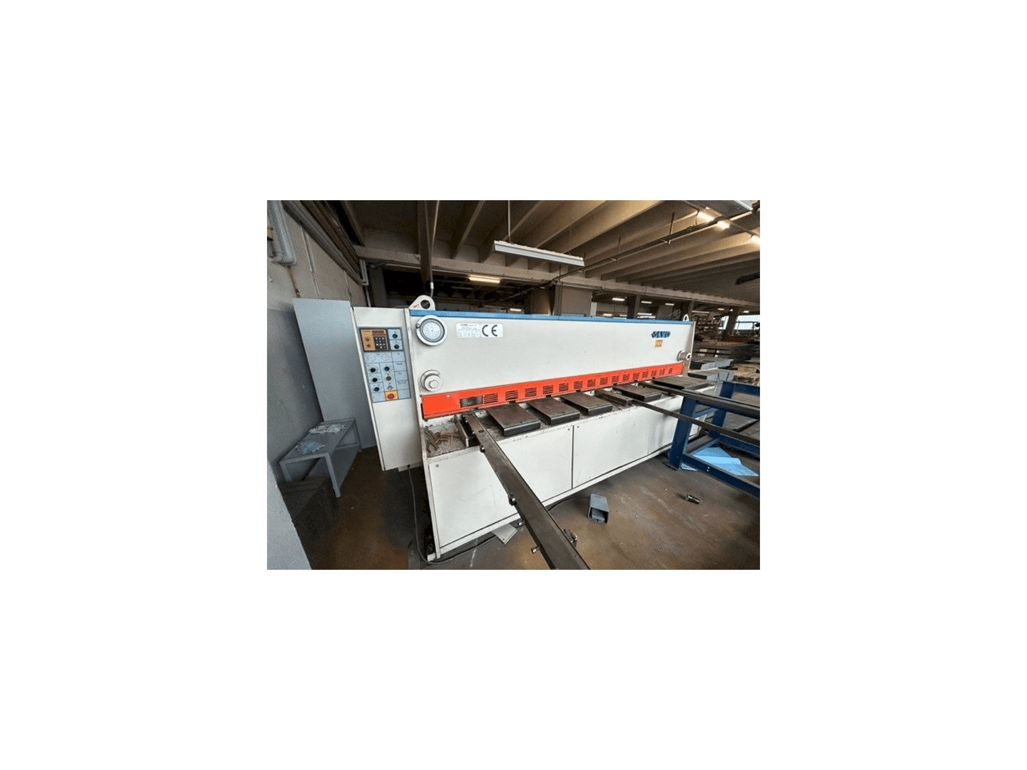 Vista frontal de la máquina LVD HST-C 31/6