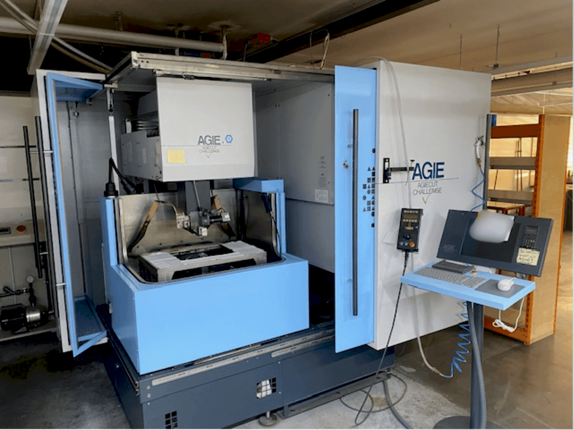 Vista frontal de la máquina AGIE Agiecut Challenge V2