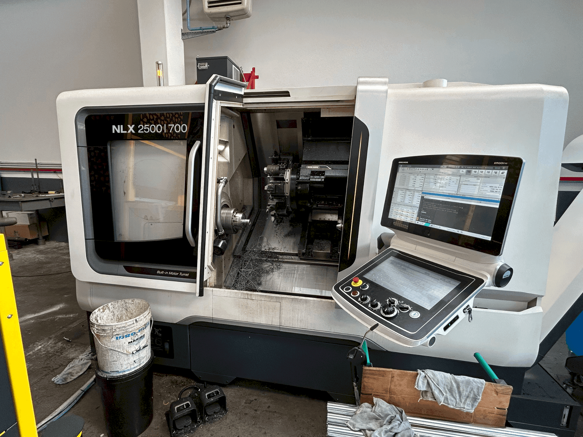 Vista frontal de la máquina DMG MORI NLX 2500 Y / 700