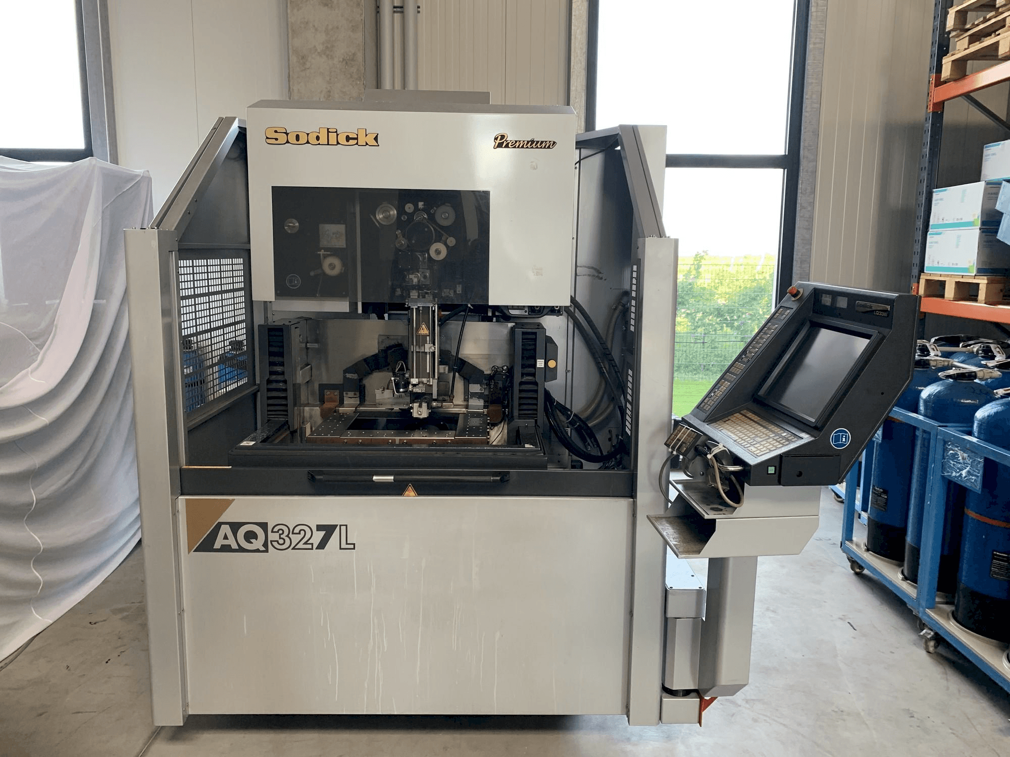 Vista frontal de la máquina Sodick AQ327L