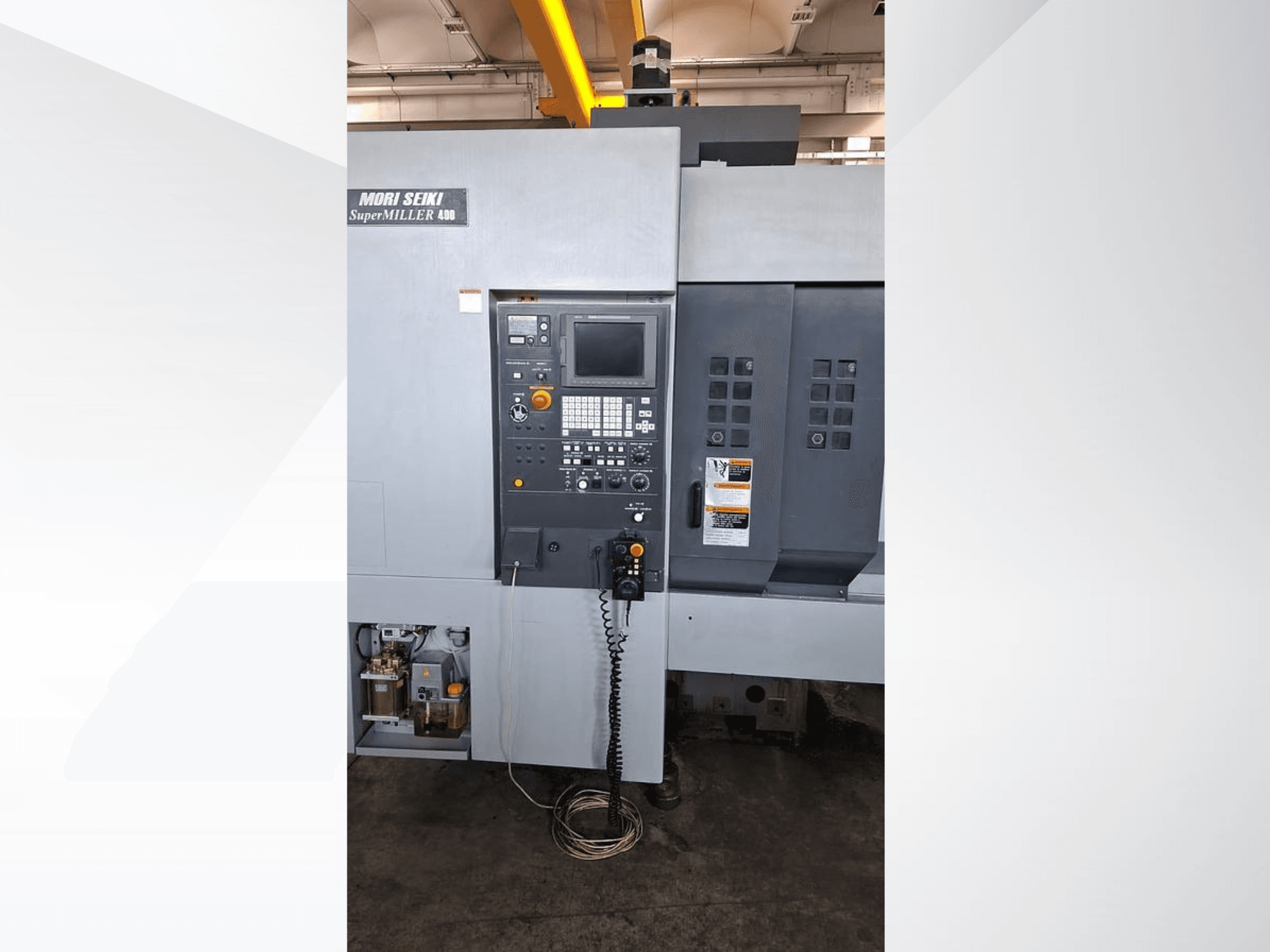 Centro de mecanizado vertical MORI SEIKI ZV 400 SUPER MILLER, vista frontal mostrando el panel de control y los botones de operación.