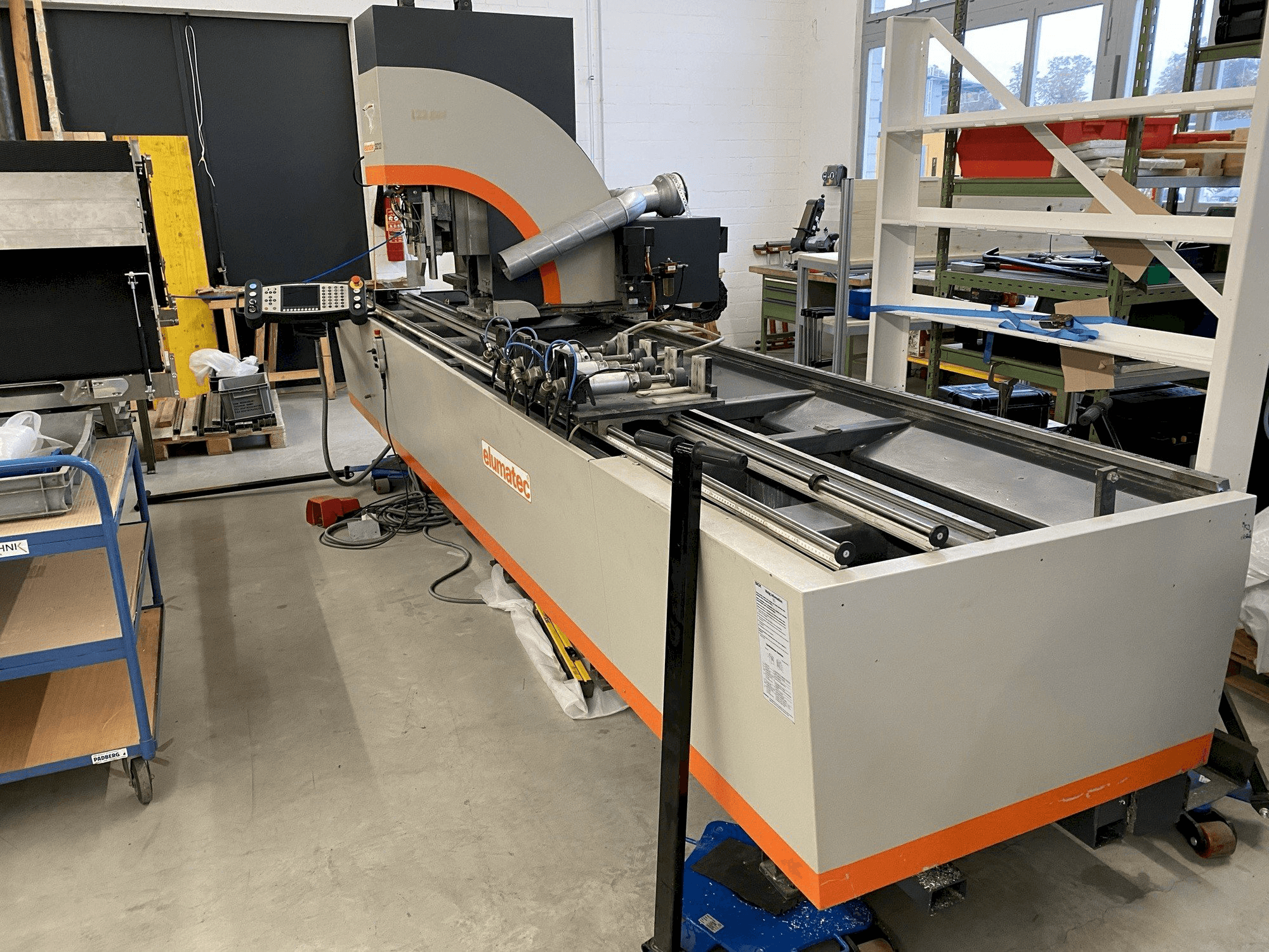 Vista frontal de la máquina Elumatec SBZ 122/3