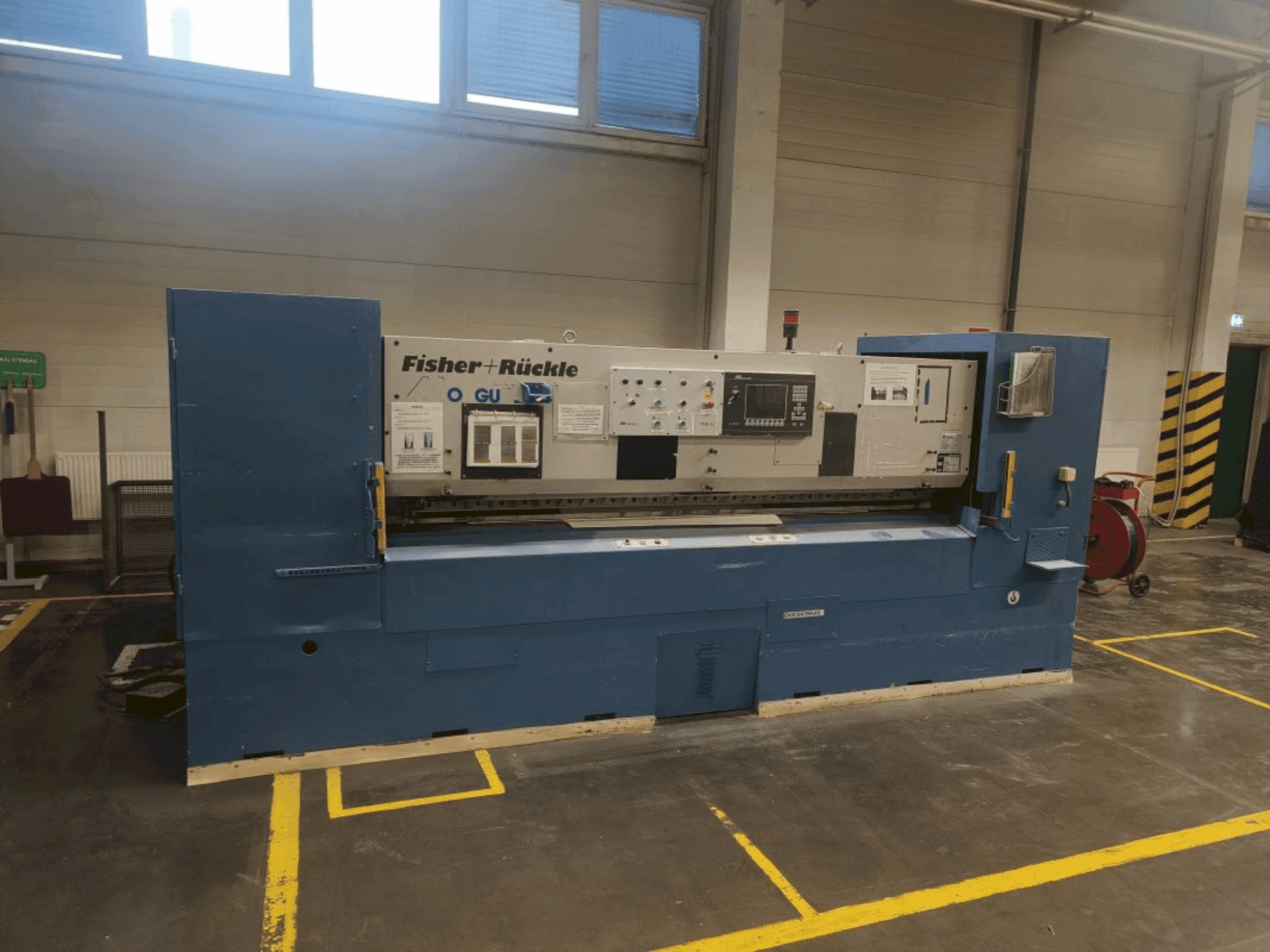 Vista frontal de la máquina FISCHER & RüCKLE Monguzzi AFD 35 / 2600