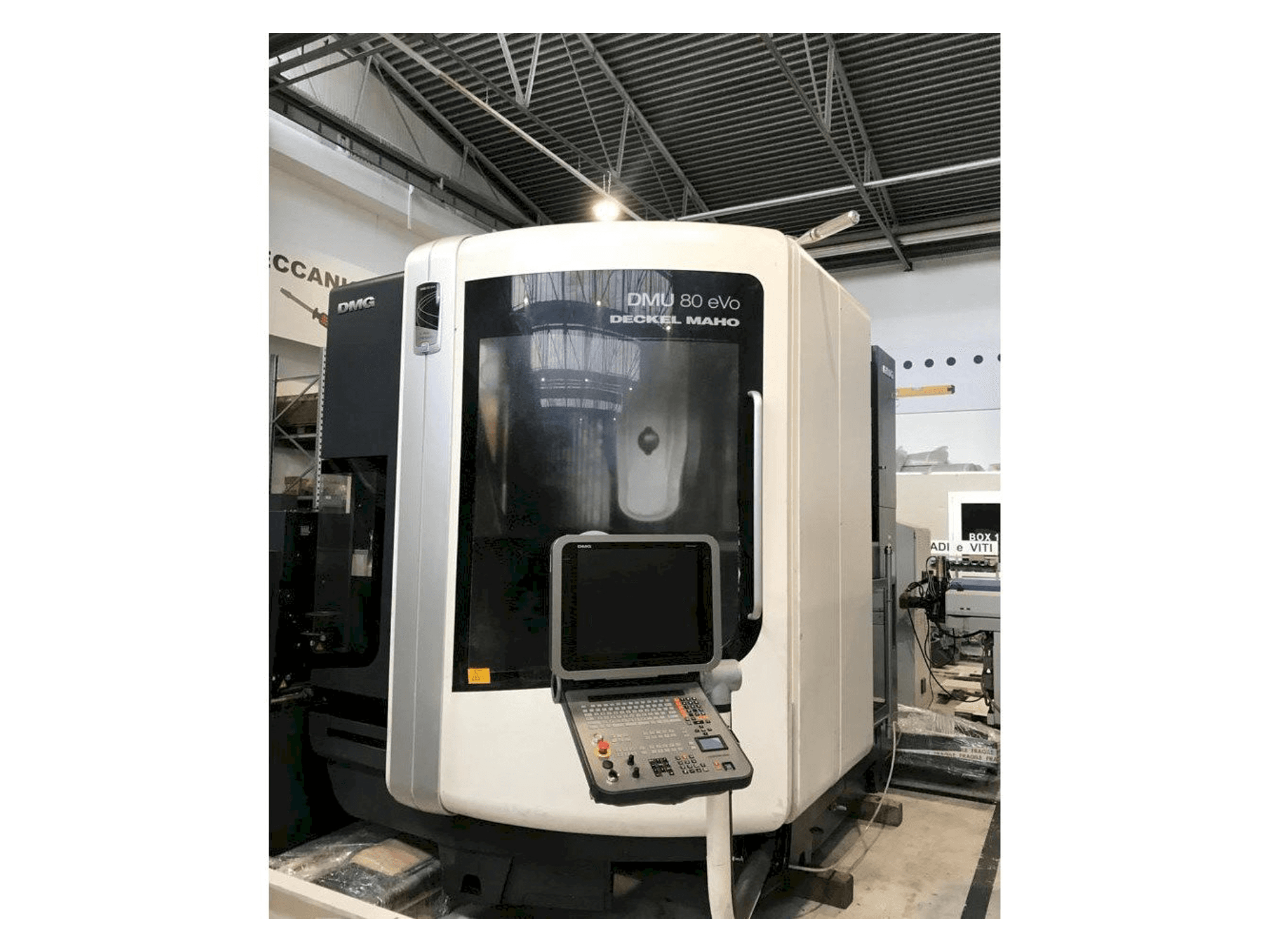 Vista frontal de la máquina DMG MORI DMU 80 EVO
