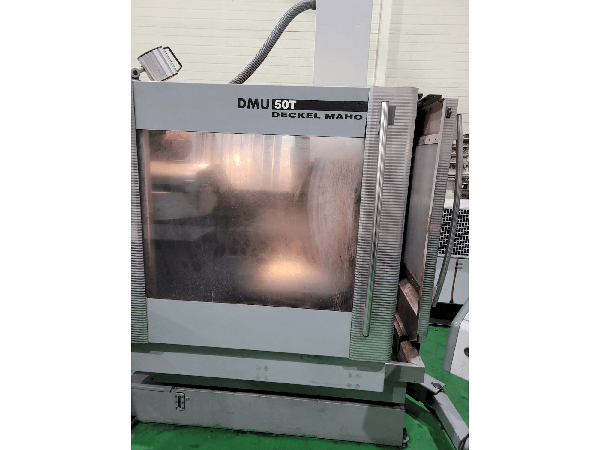 Vista frontal de la máquina DECKEL MAHO DMU 50 T