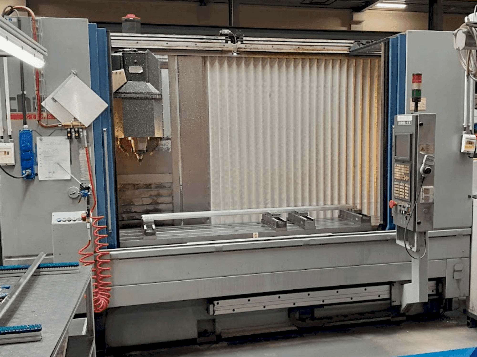 Vista frontal de la máquina CHIRON MILL 2000