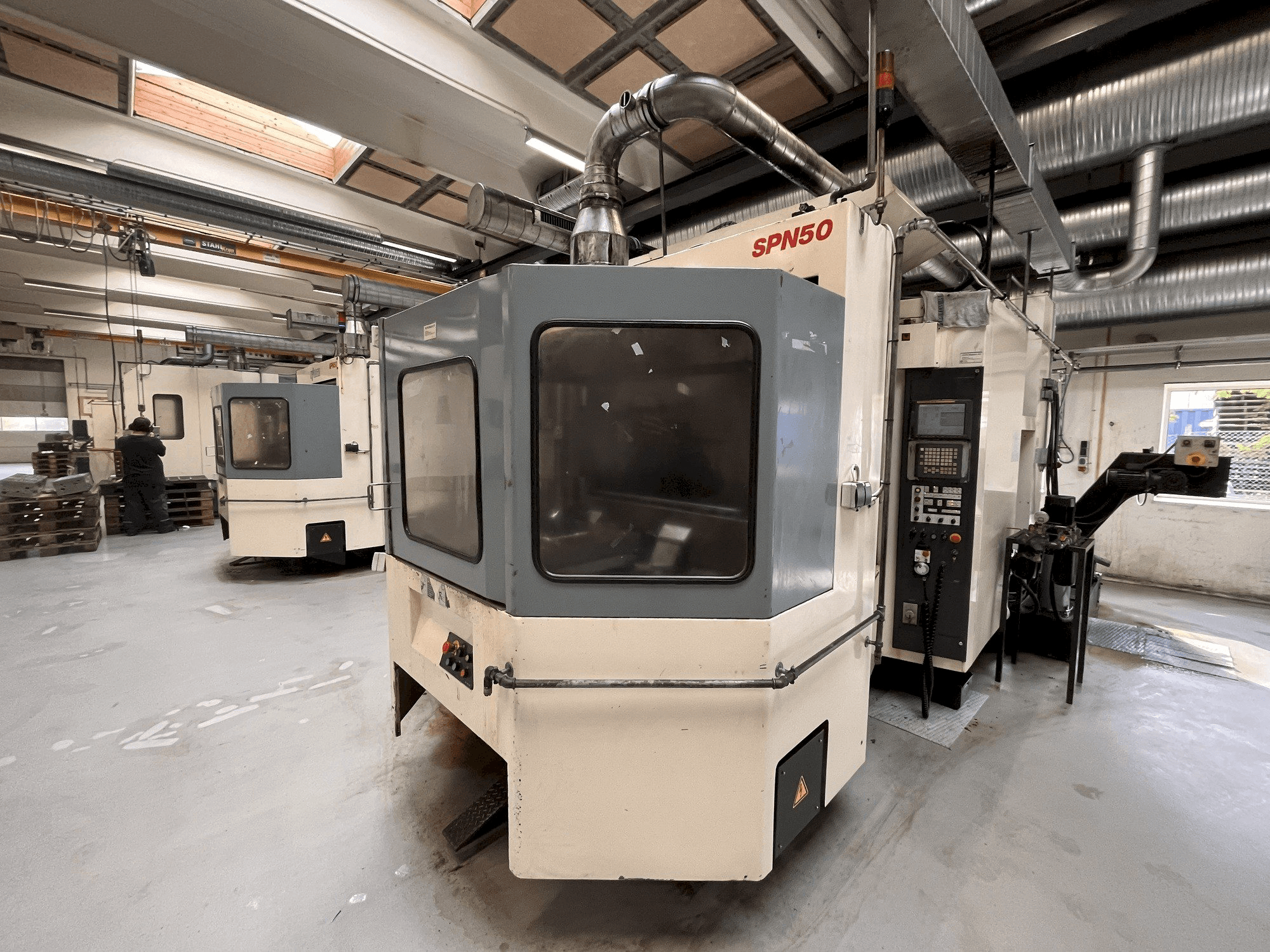 Vista frontal de la máquina Niigata SPN 50