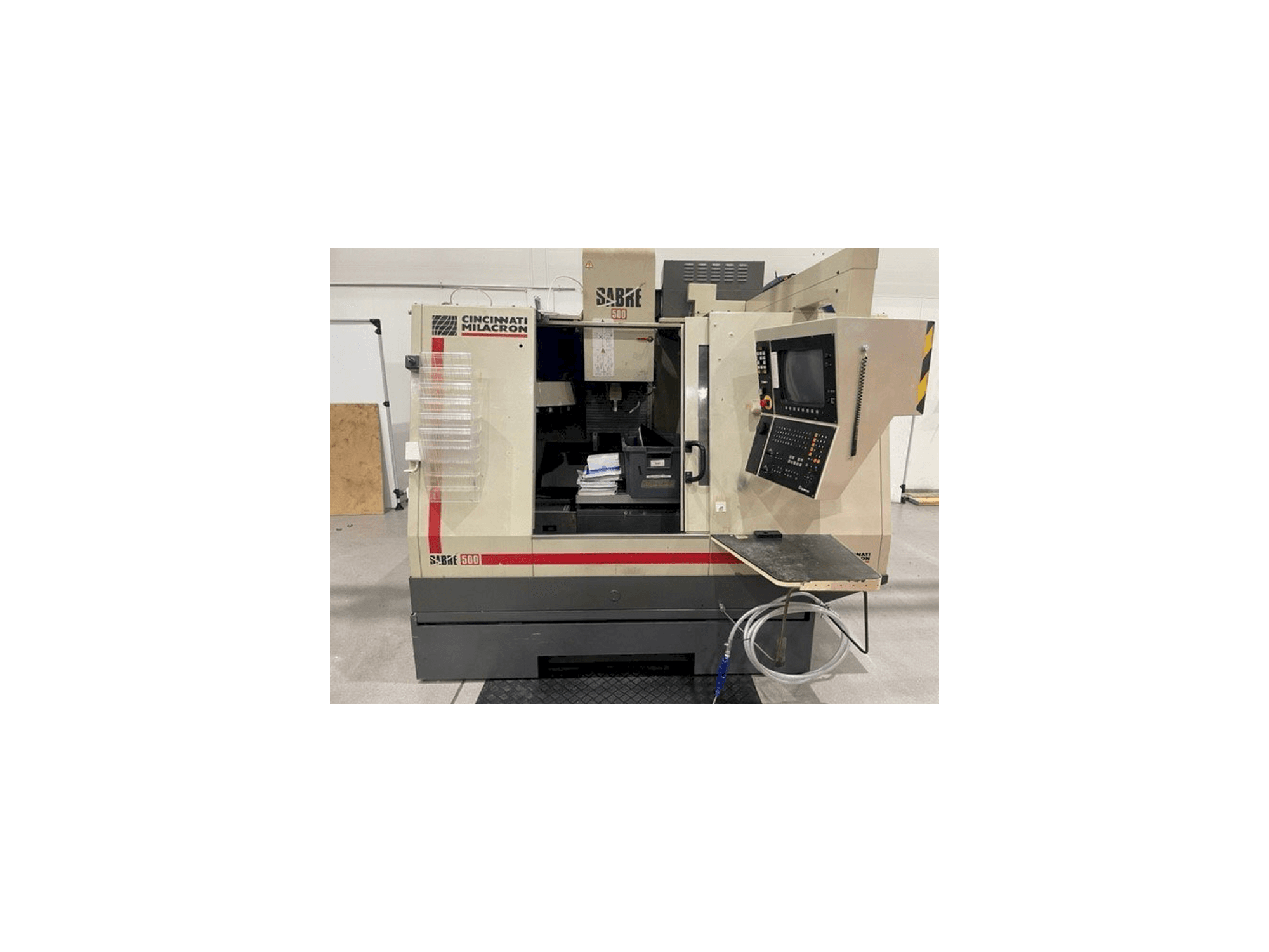 Vista frontal de la máquina Cincinnati Milacron Sabre 500