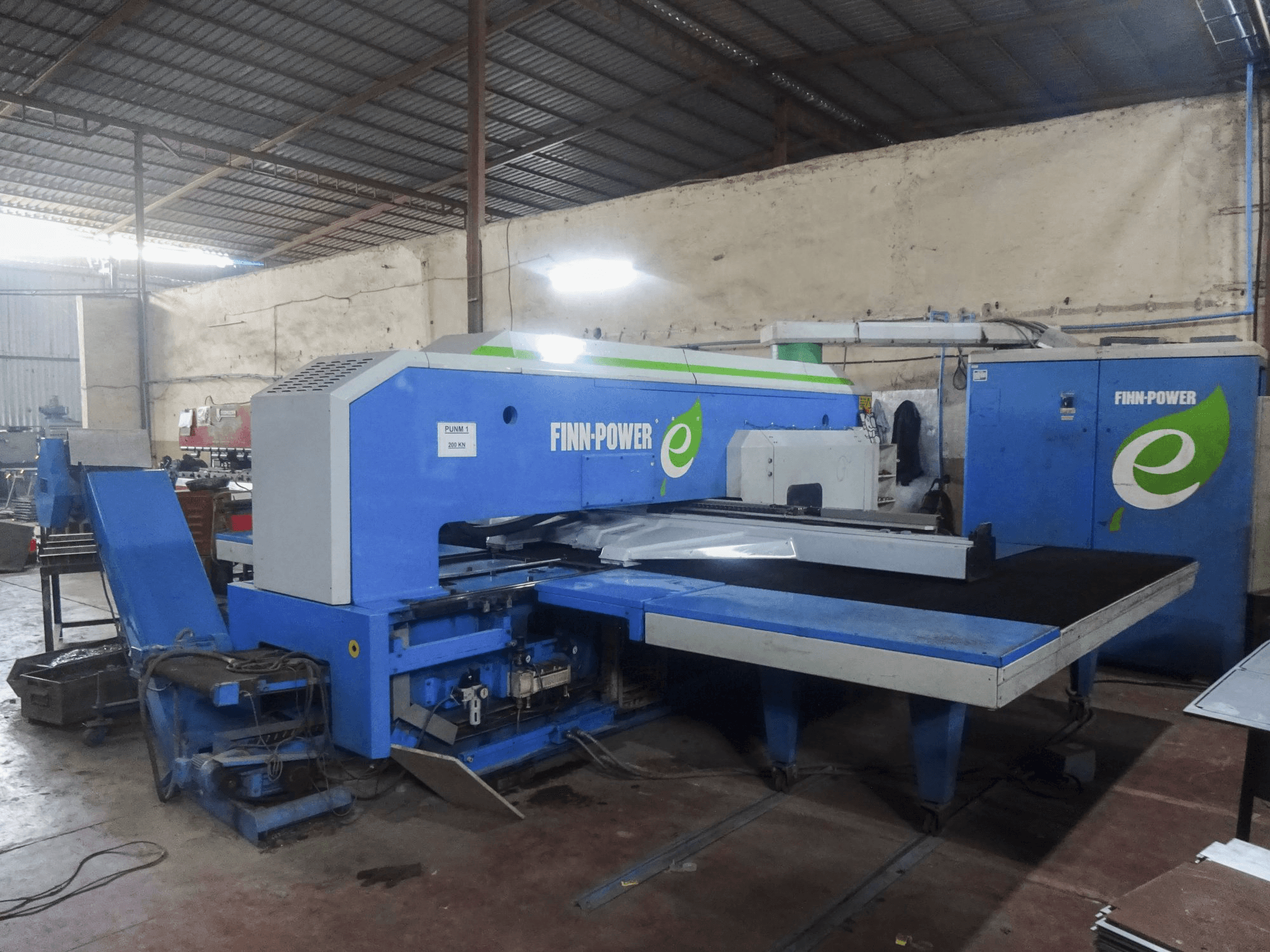 Vista izquierda de la máquina Finn-Power E5 SBU