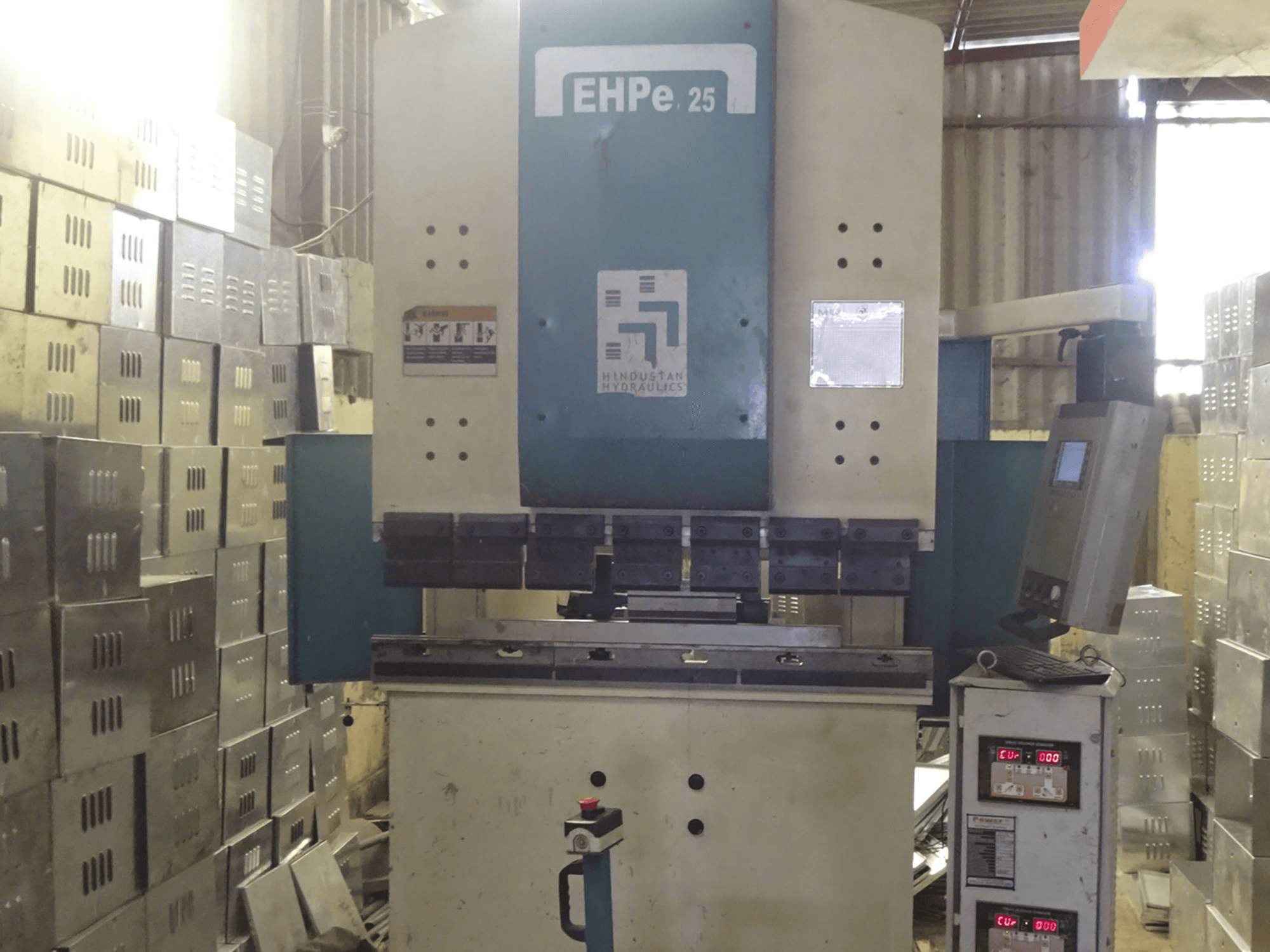 Vista frontal de la máquina Hindustan Hydraulics EHPe 25