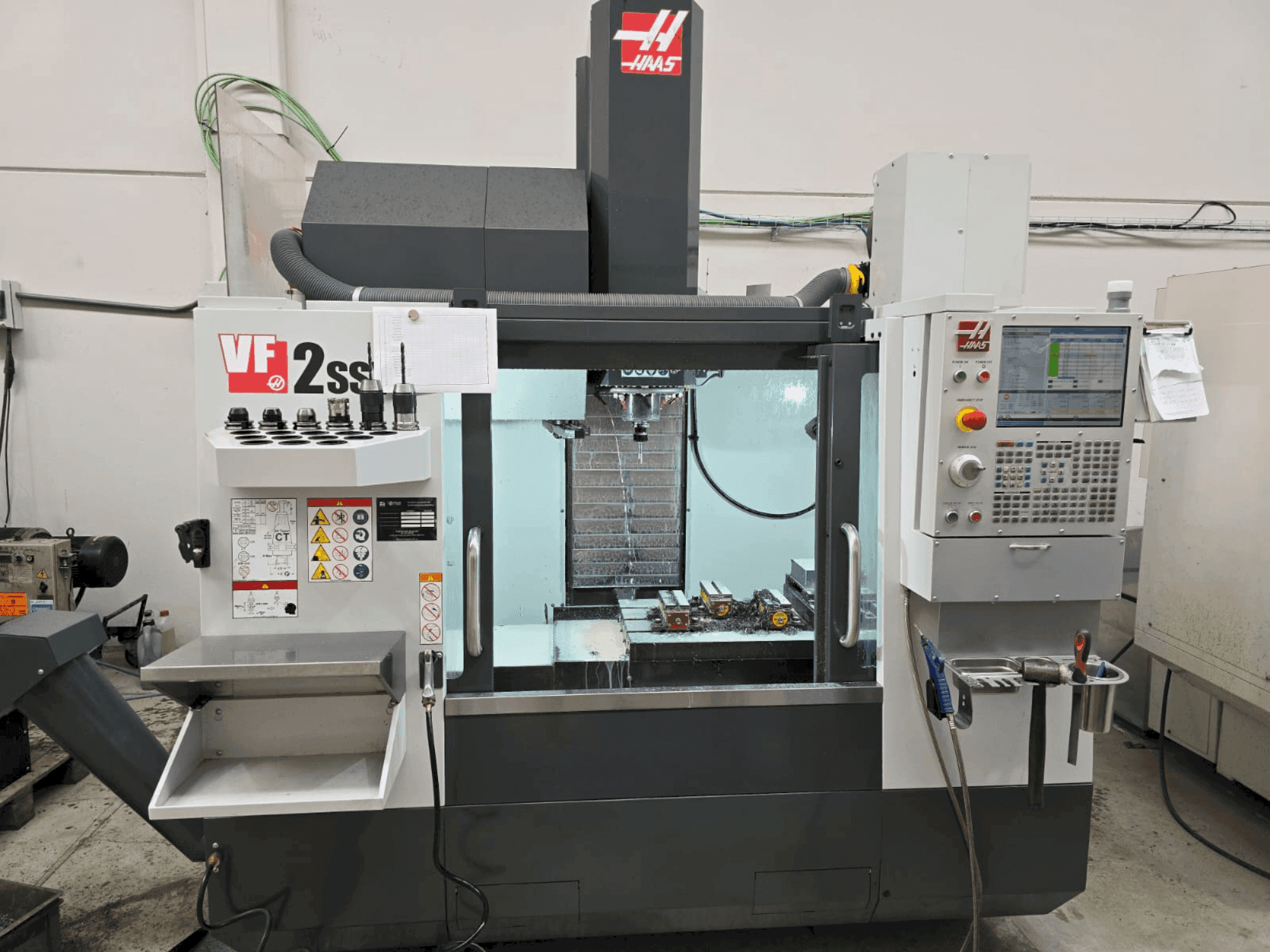 Vista frontal de la máquina HAAS VF 2SSYT
