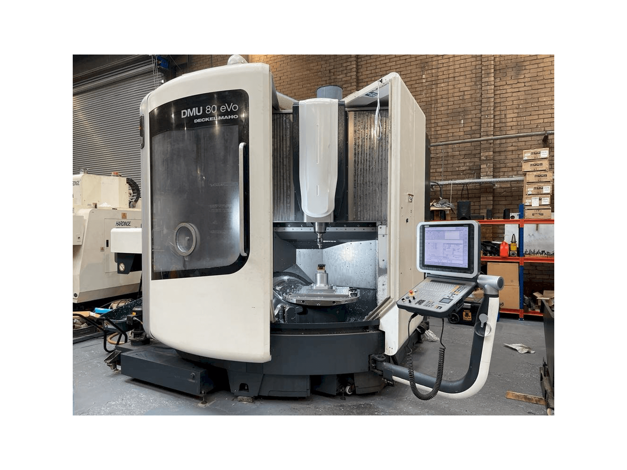 Vista frontal de la máquina DMG DMU 80 eVo Linear