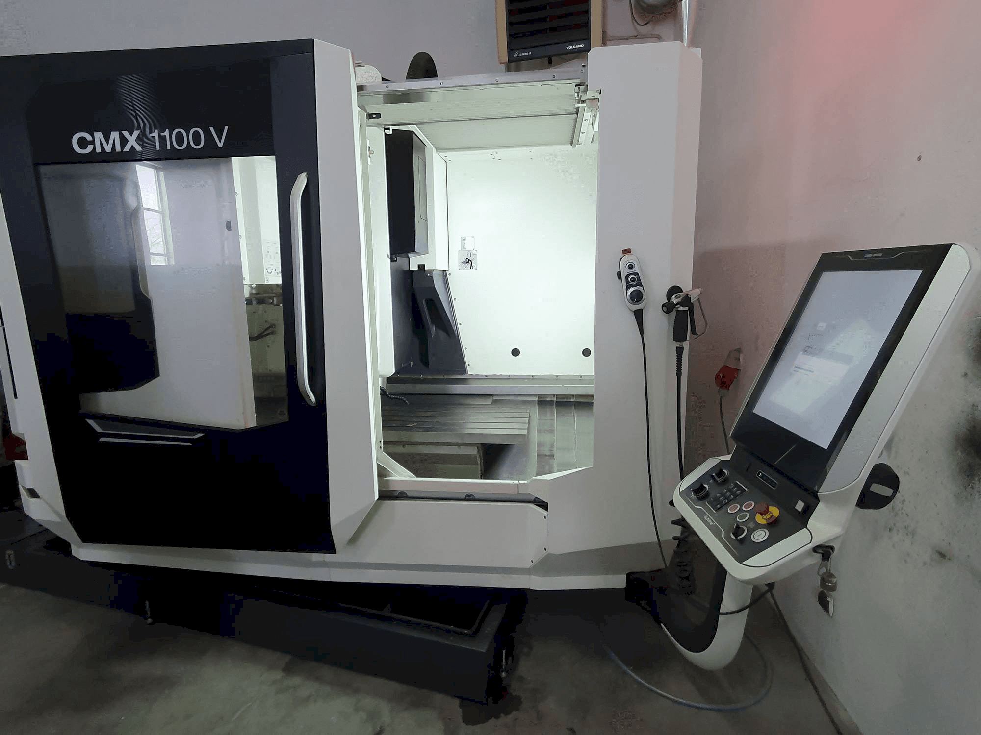 Vista frontal de la máquina DMG MORI CMX 1100 V
