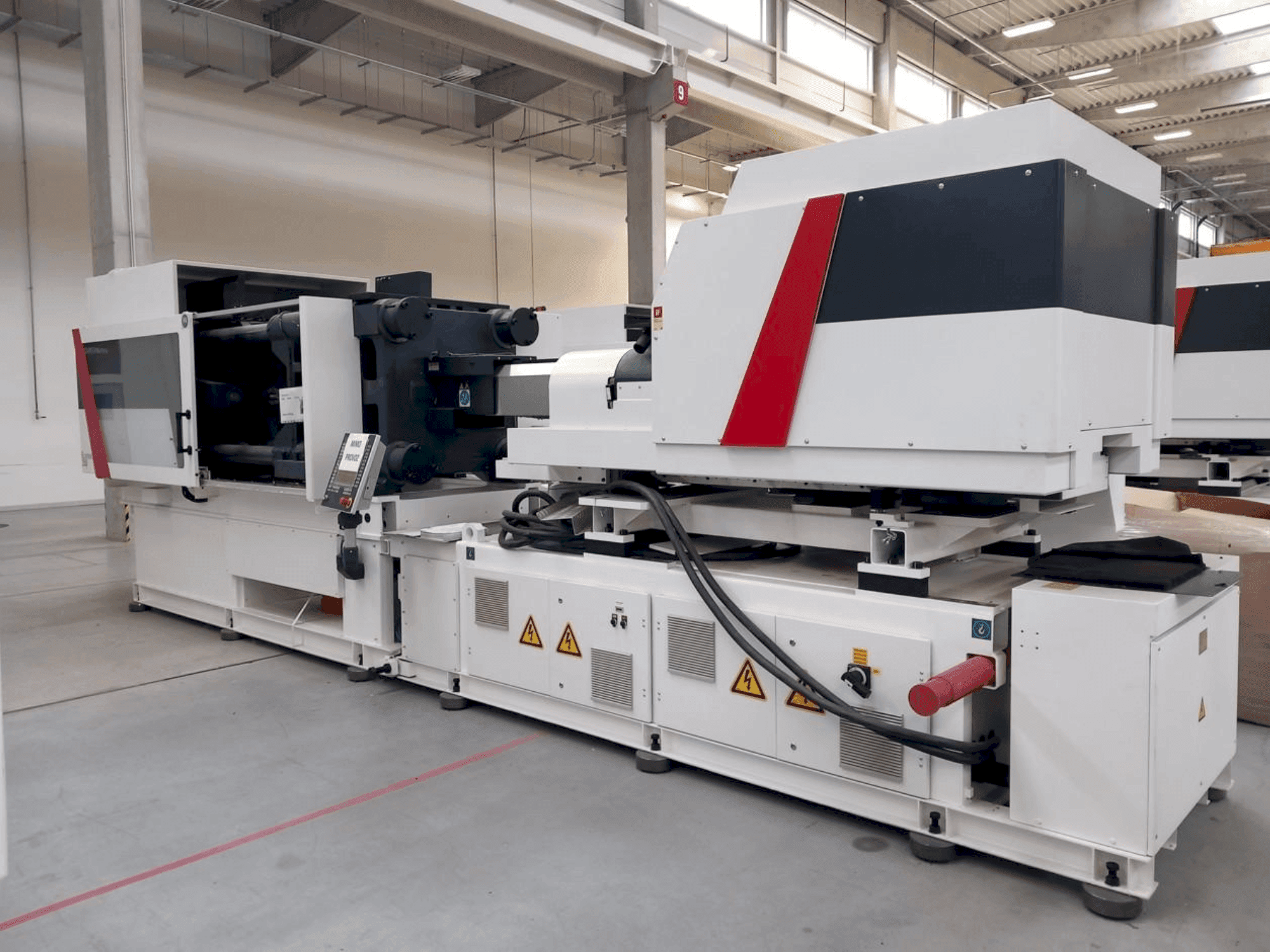 Vista frontal de la máquina Milacron Elektron Evo 350