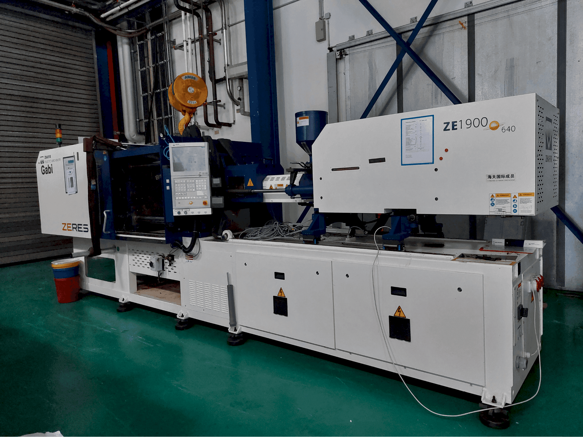 Vista frontal de la máquina HAITIAN ZHAFIR ZERES ZE1900