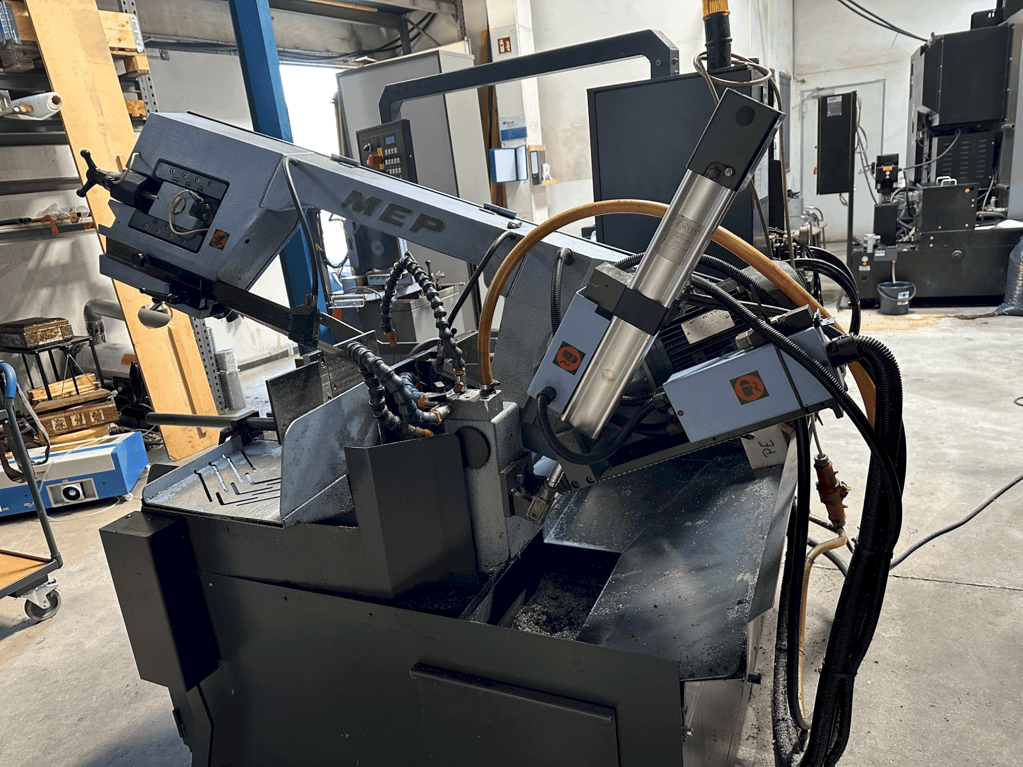 Front view of MEP SHARK 330 NC eco machine