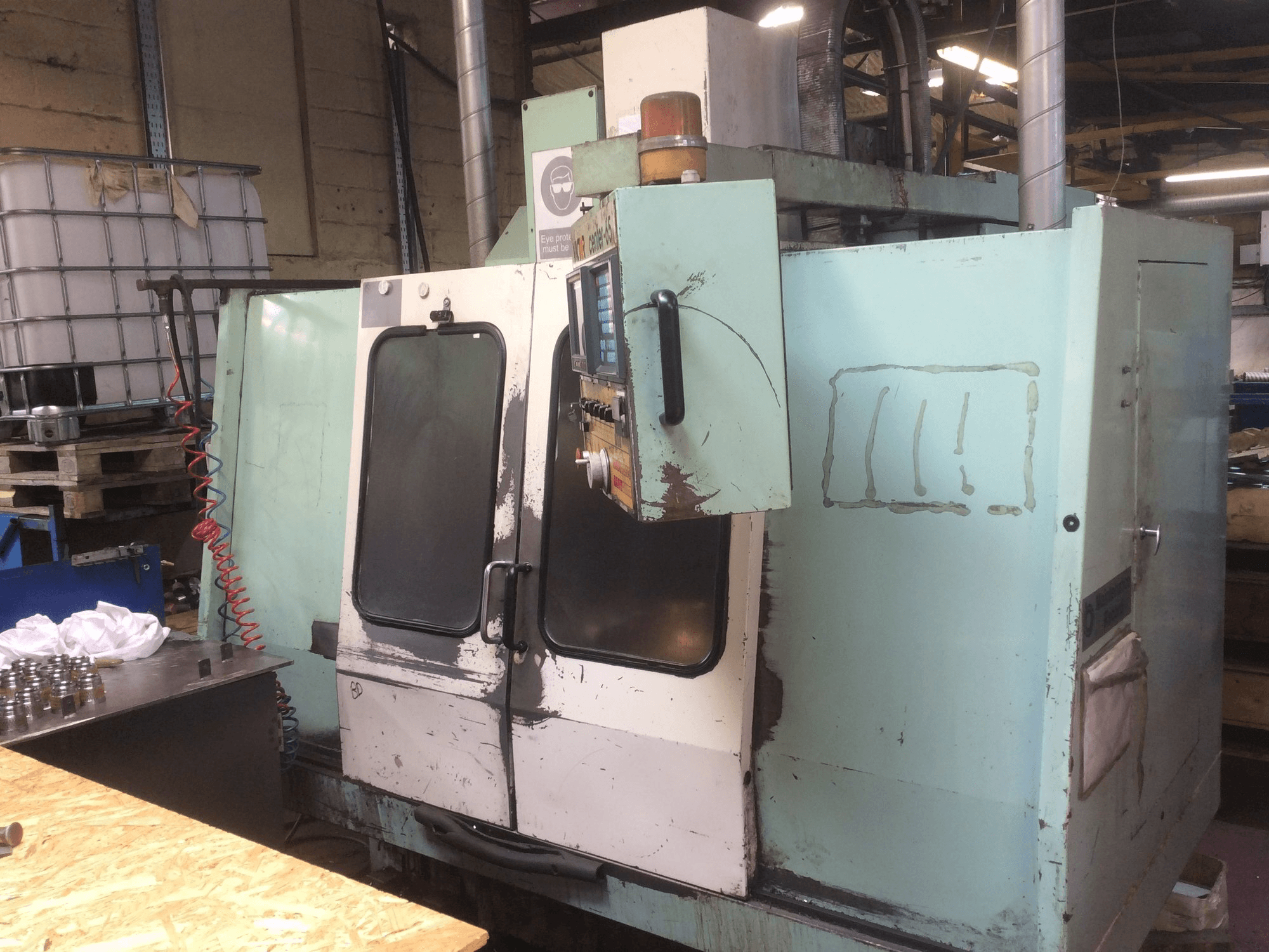 Vista frontal de la máquina Victor V Center-65