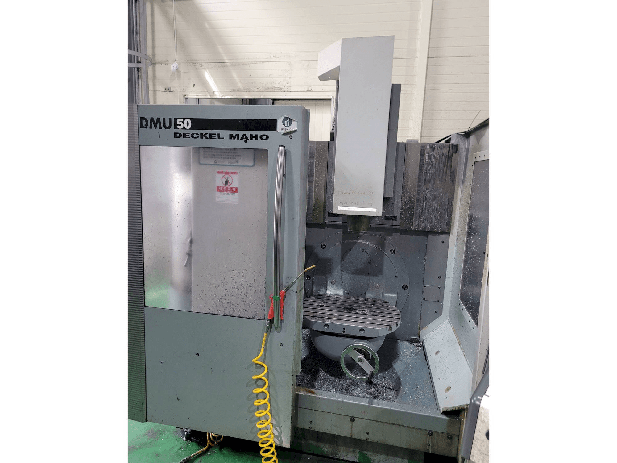 Vista frontal de la máquina DECKEL MAHO DMU 50