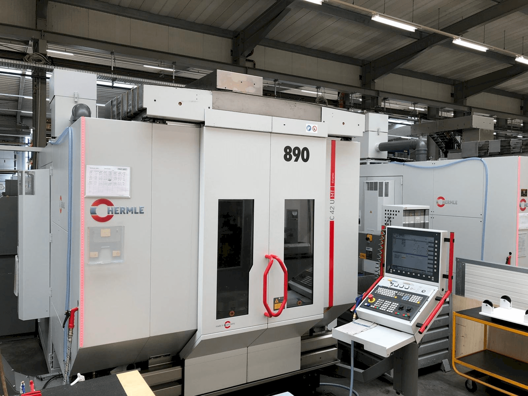 Vista frontal de la máquina HERMLE C42U MT