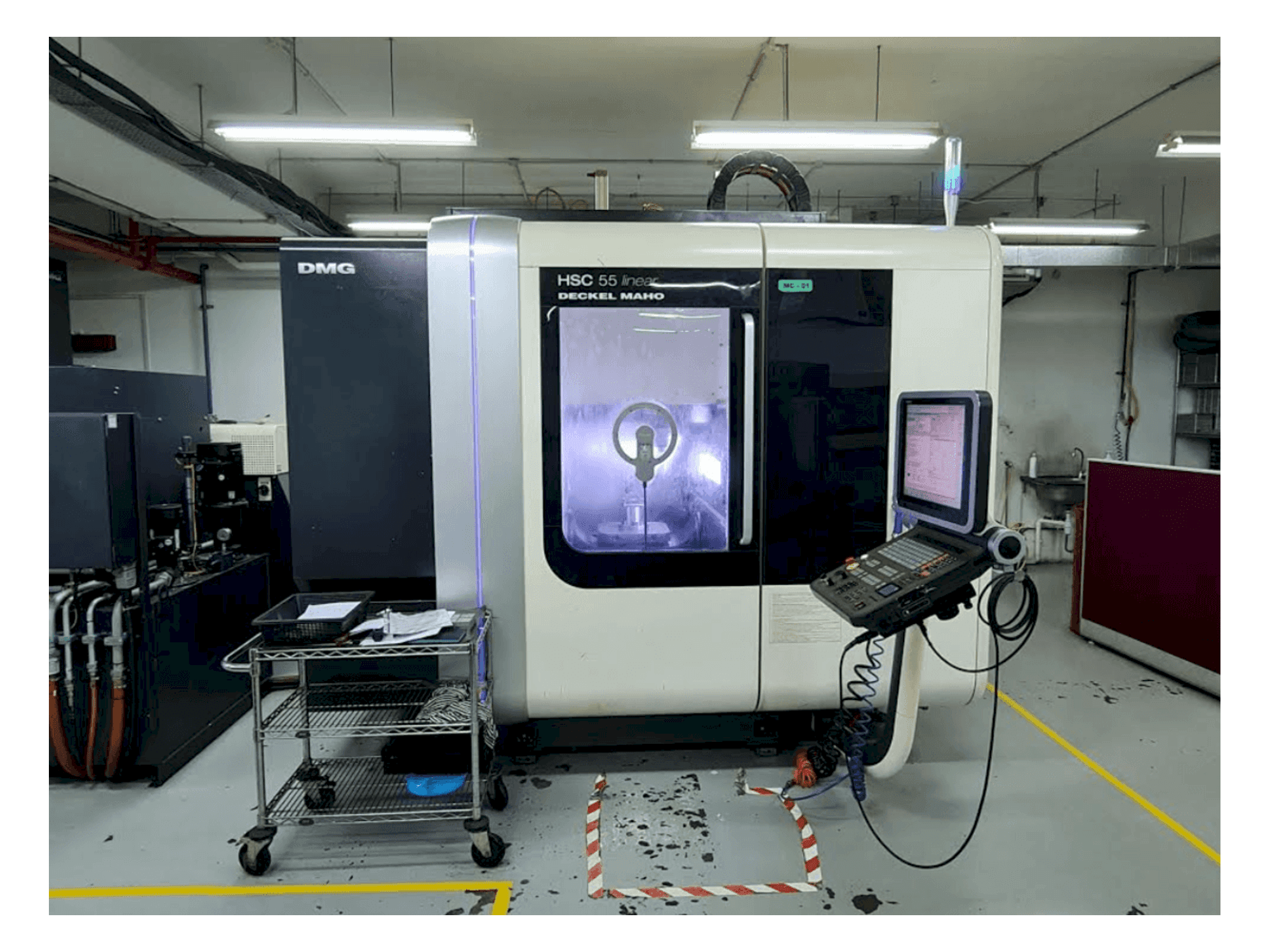 Vista frontal de la máquina DECKEL MAHO HSC 55 linear