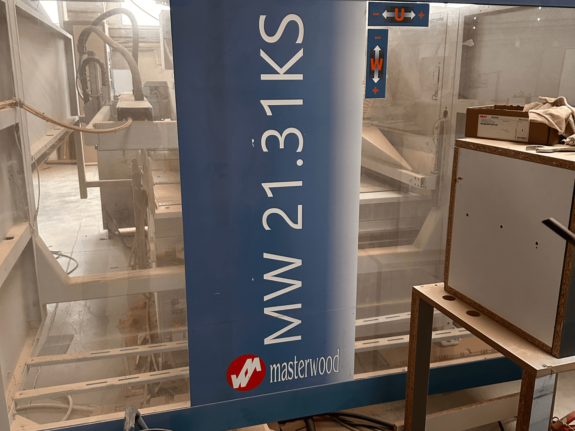 Mandrinadora de madera MASTERWOOD Ks 21.31, vista frontal, mostrando detalles del modelo y espacio de trabajo circundante.