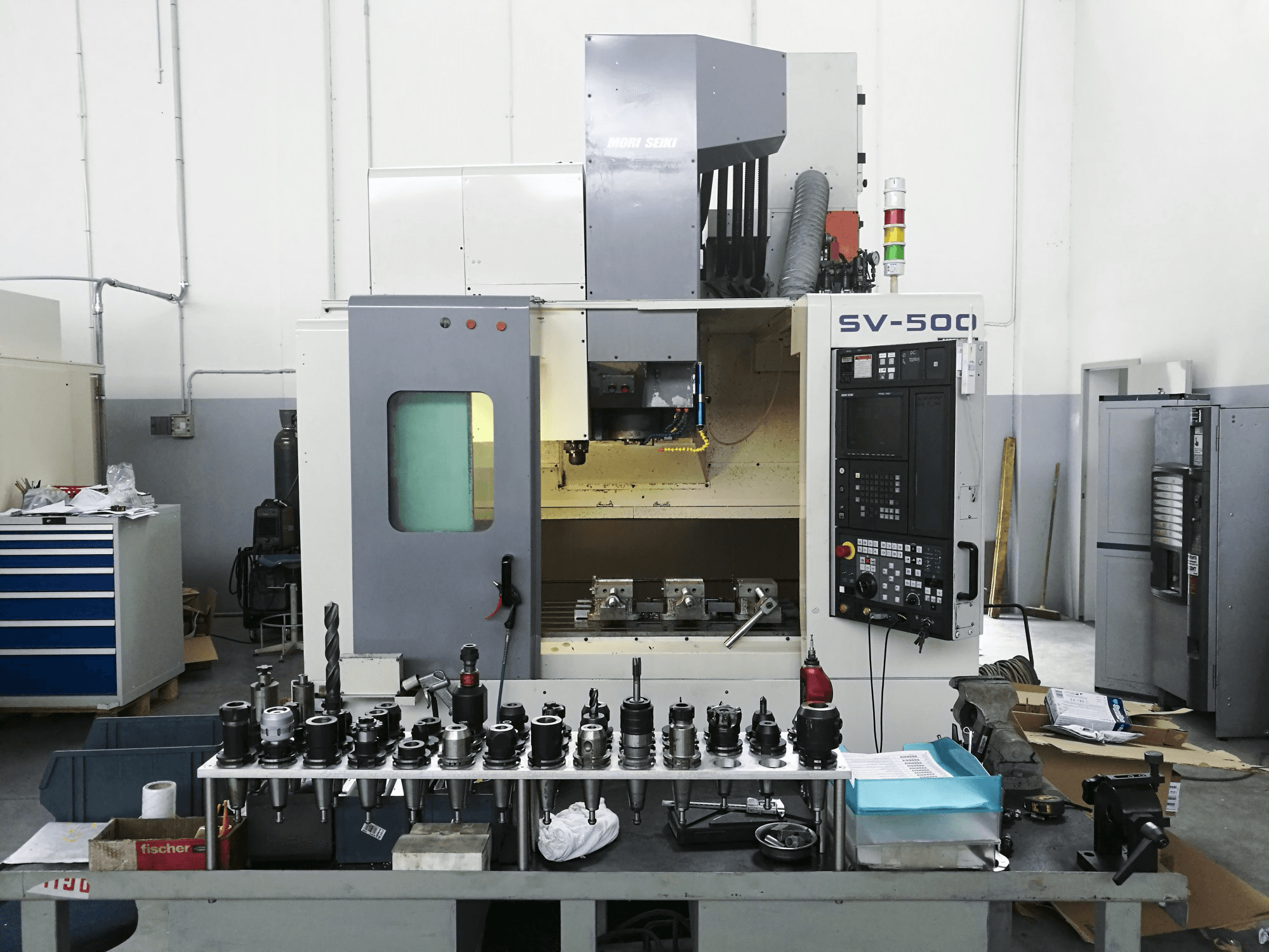 Vista frontal de la máquina MORI SEIKI SV-500