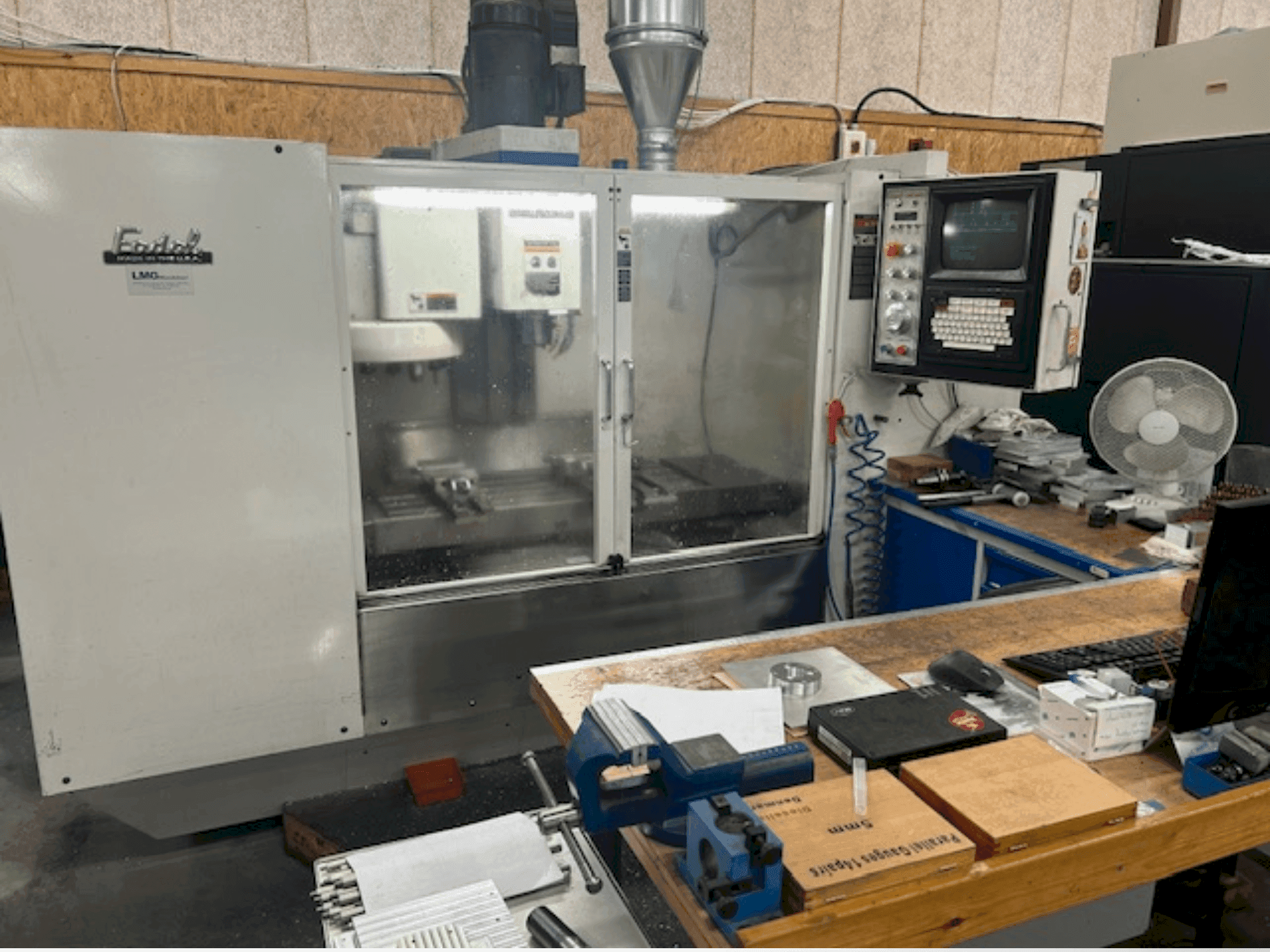 Vista frontal de la máquina FADAL 906-1