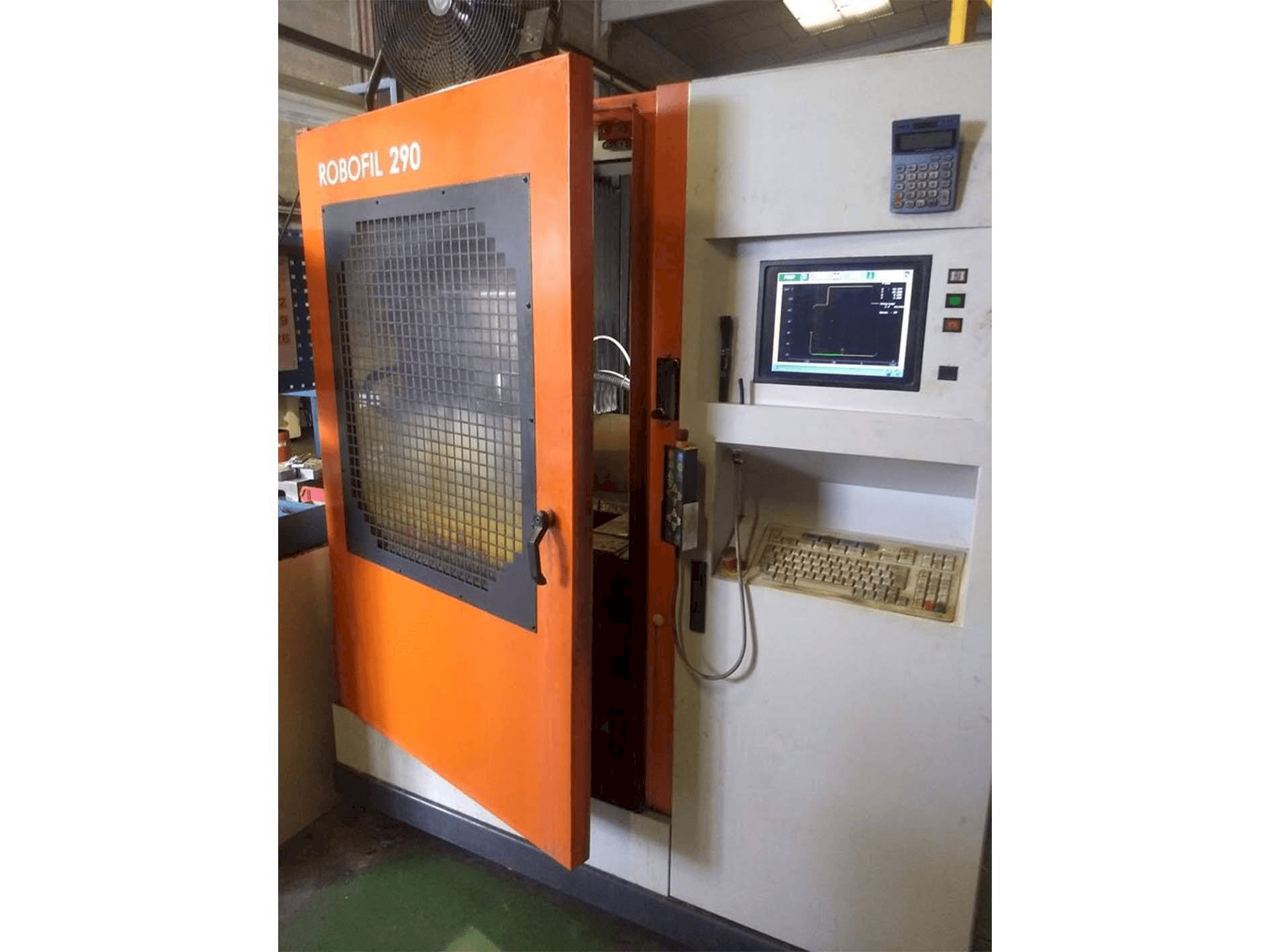 Vista frontal de la máquina CHARMILLES Robofil 290P