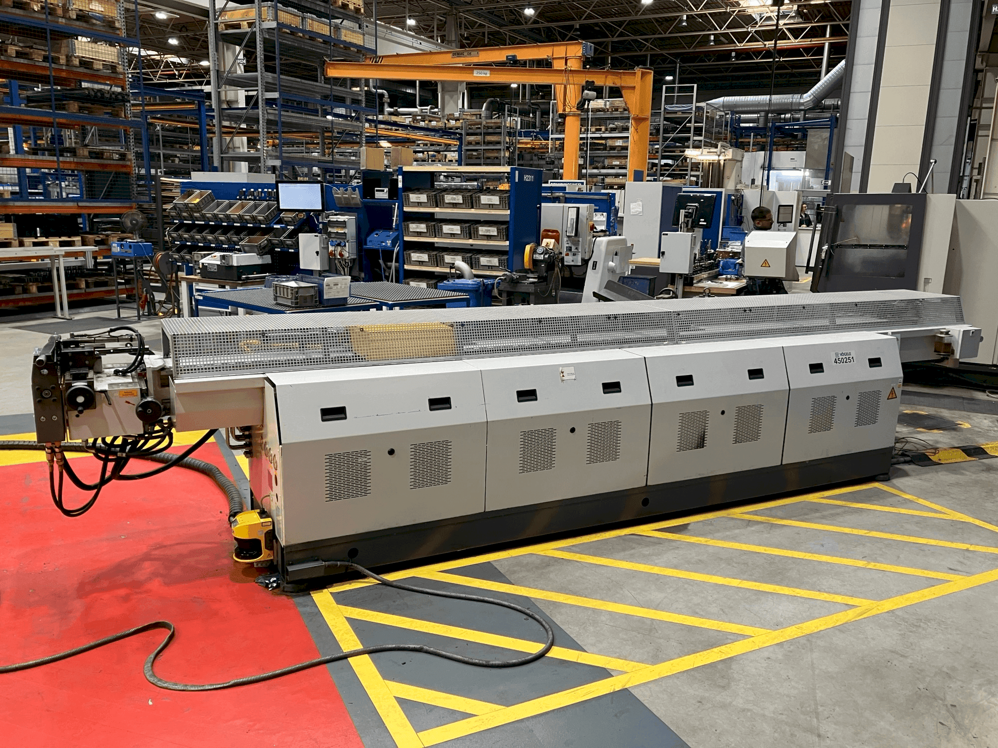 Vista frontal de la máquina TRACTO-TECHNIK Tubotron 30 CNC