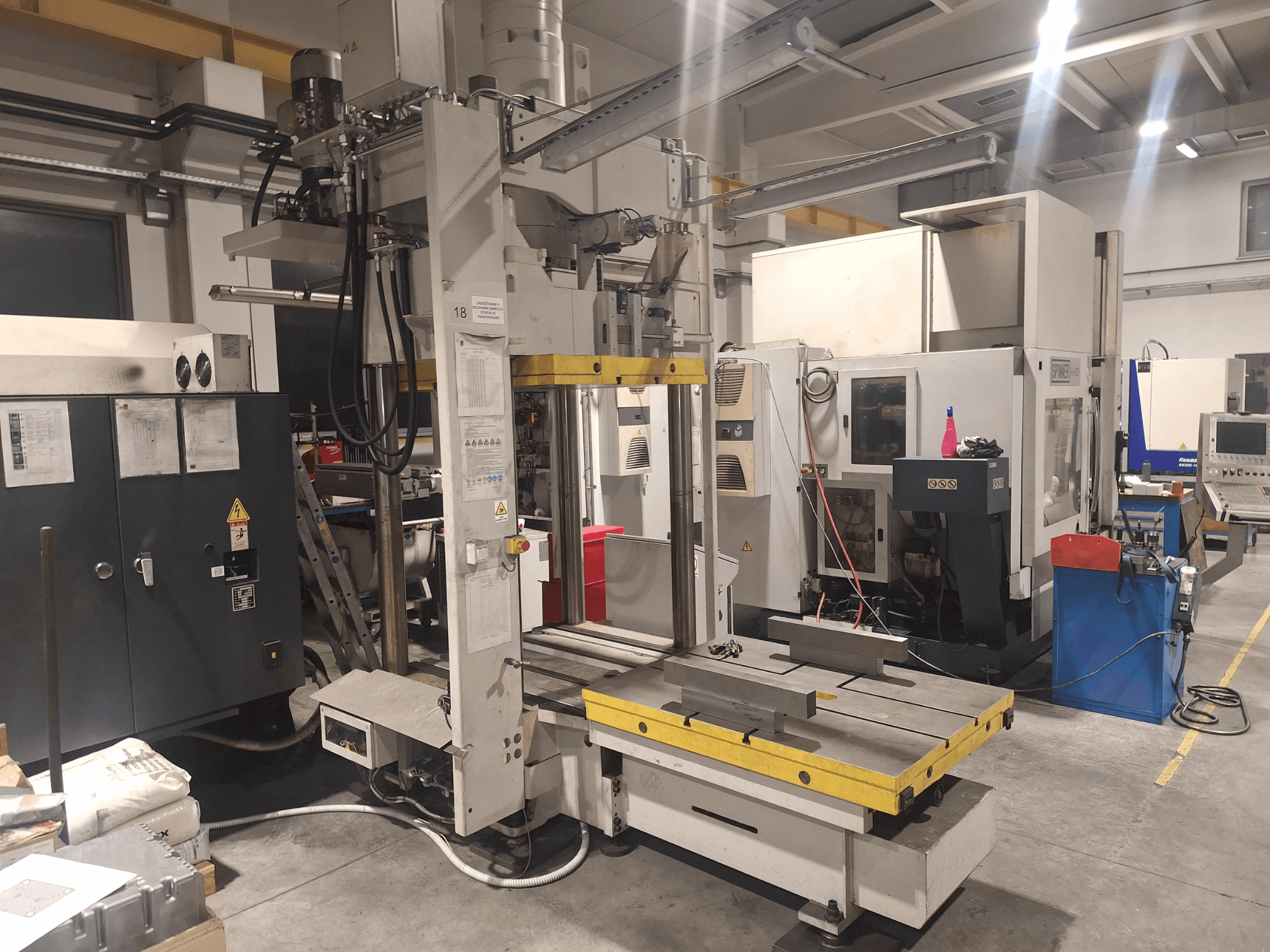 Fresadora horizontal de Synergic, vista frontal; cuenta con una amplia mesa y varios paneles de control, en un entorno de taller.