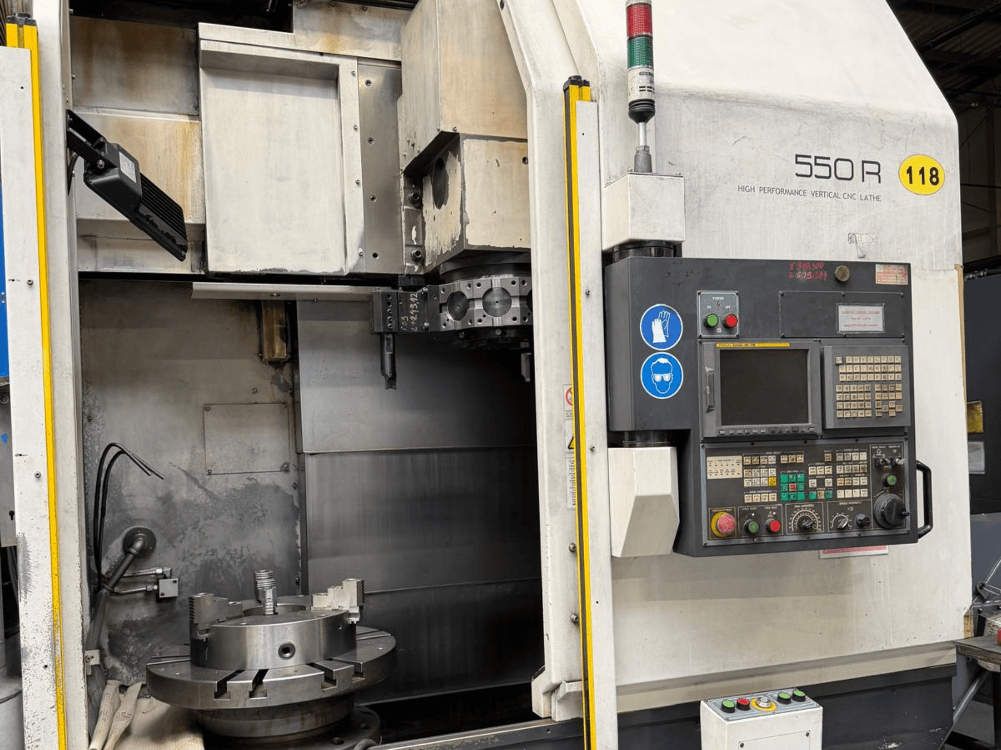 Torno CNC vertical de alto rendimiento 550 R, vista frontal, mostrando el panel de control, el plato giratorio y los componentes operativos.